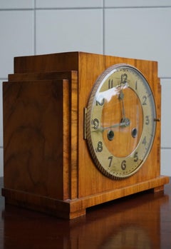 Meraviglioso design e colori caldi dell'orologio da tavolo o a pendolo in radica di noce Art Deco