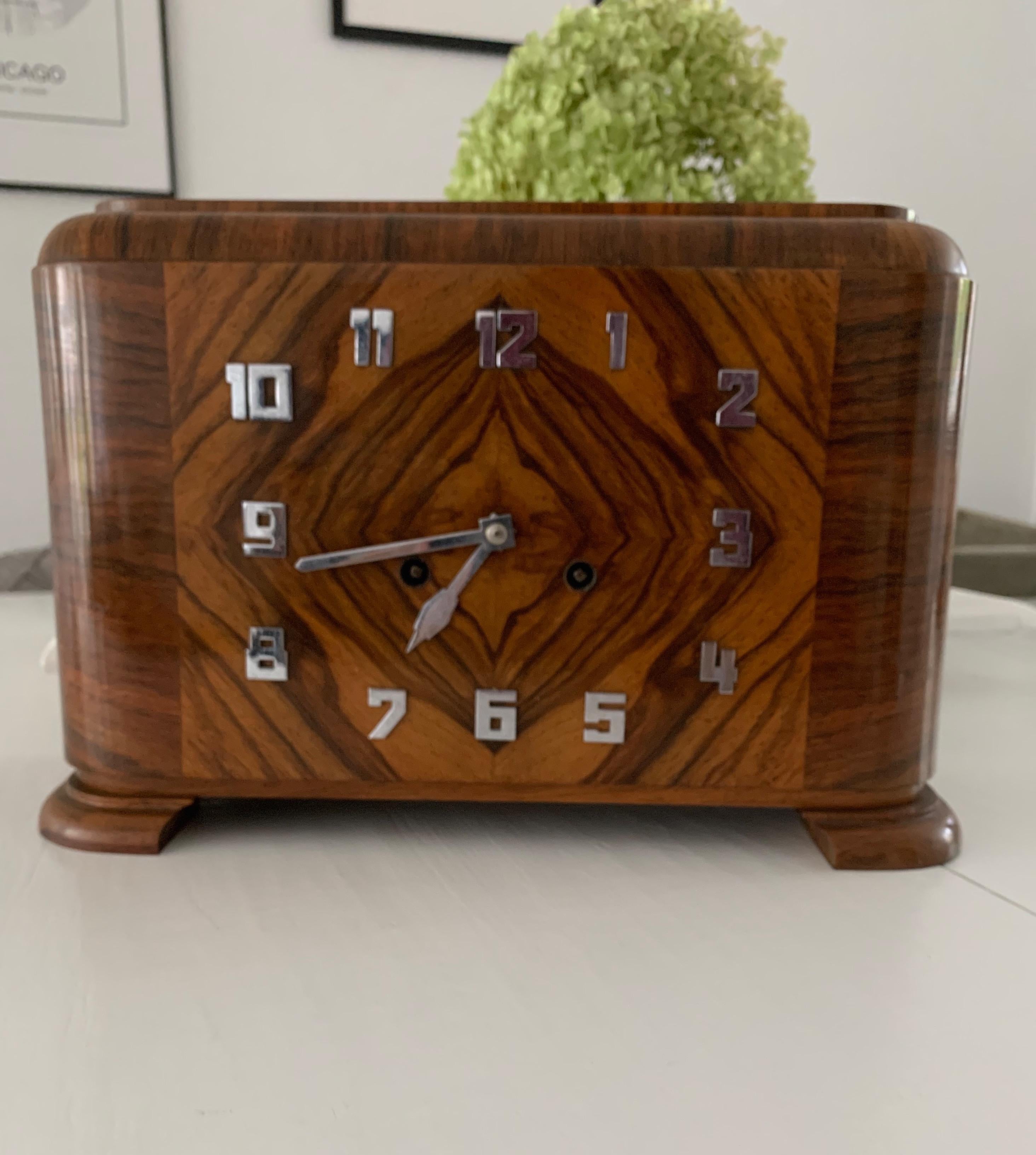 Marvelous Design & Warm Color Burl Walnut Art Deco Mantel Desk or Pendulum Clock In Excellent Condition In Lisse, NL