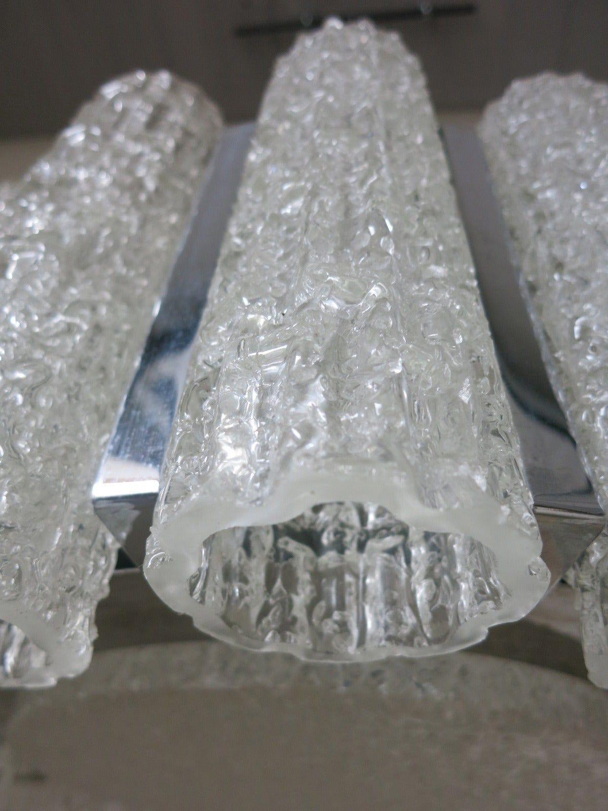 Magnifique lustre Doria en tubes de verre et chrome Bon état - En vente à Los Angeles, CA