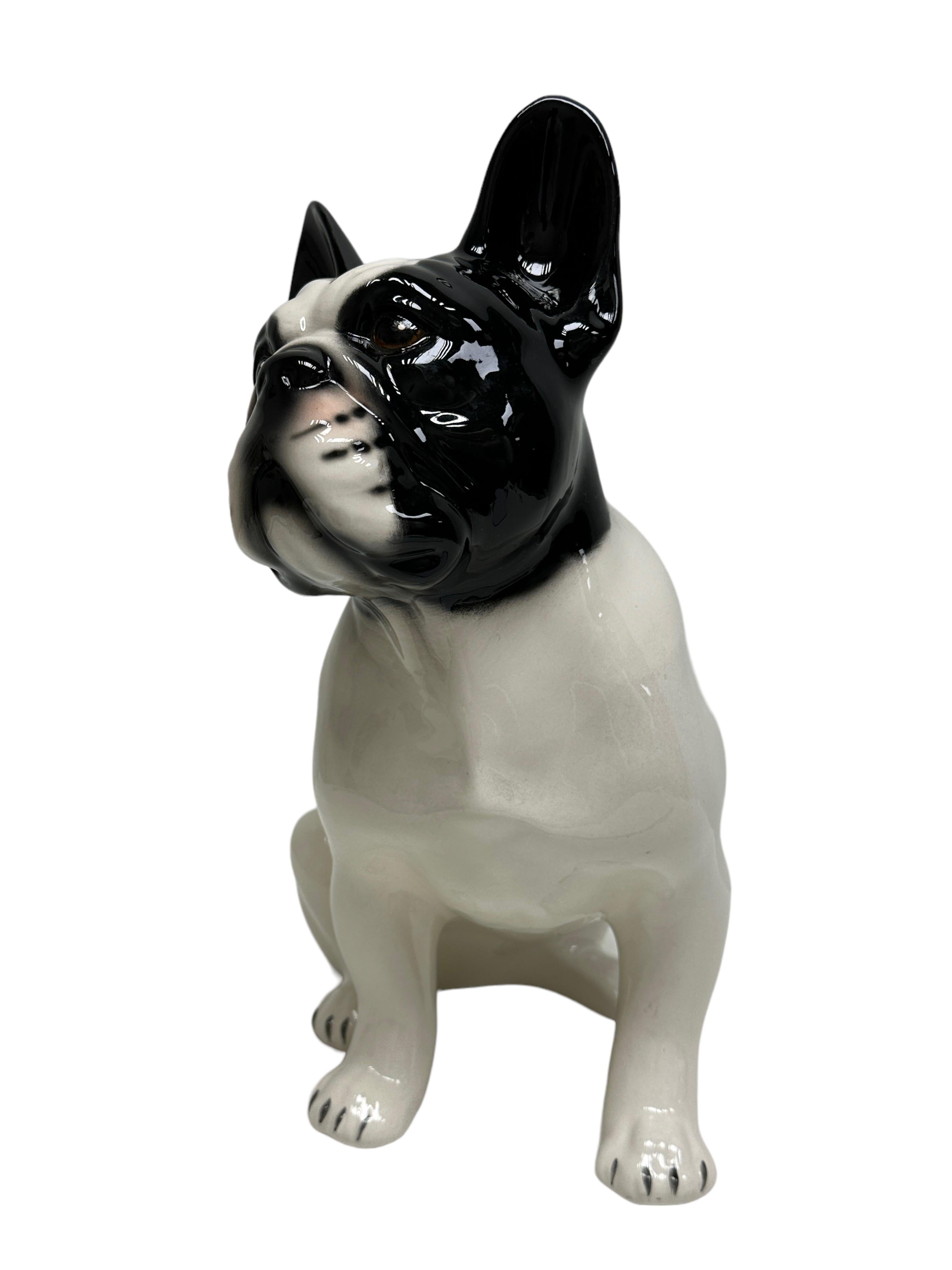 Classica statuetta in ceramica del XX secolo, in ottime condizioni. Statuina Statua a forma di cane toro nei toni del bianco e del nero. È stato realizzato probabilmente negli anni '80 in Italia, è marcato a terra.
Una bella aggiunta alla tua