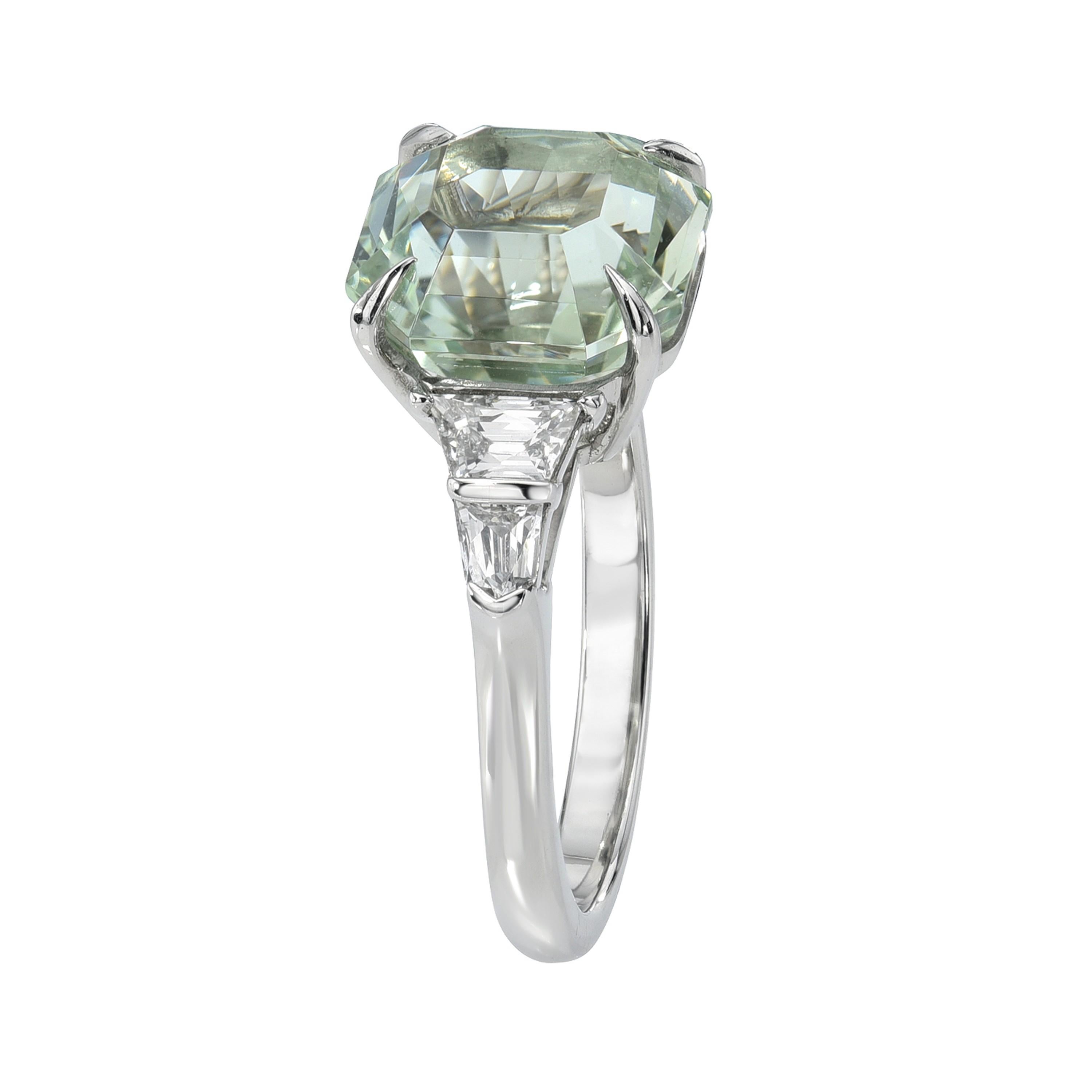 Meraviglioso anello in platino con berillo verde e diamanti taglio francese - Anello di fidanzamento in vendita 2