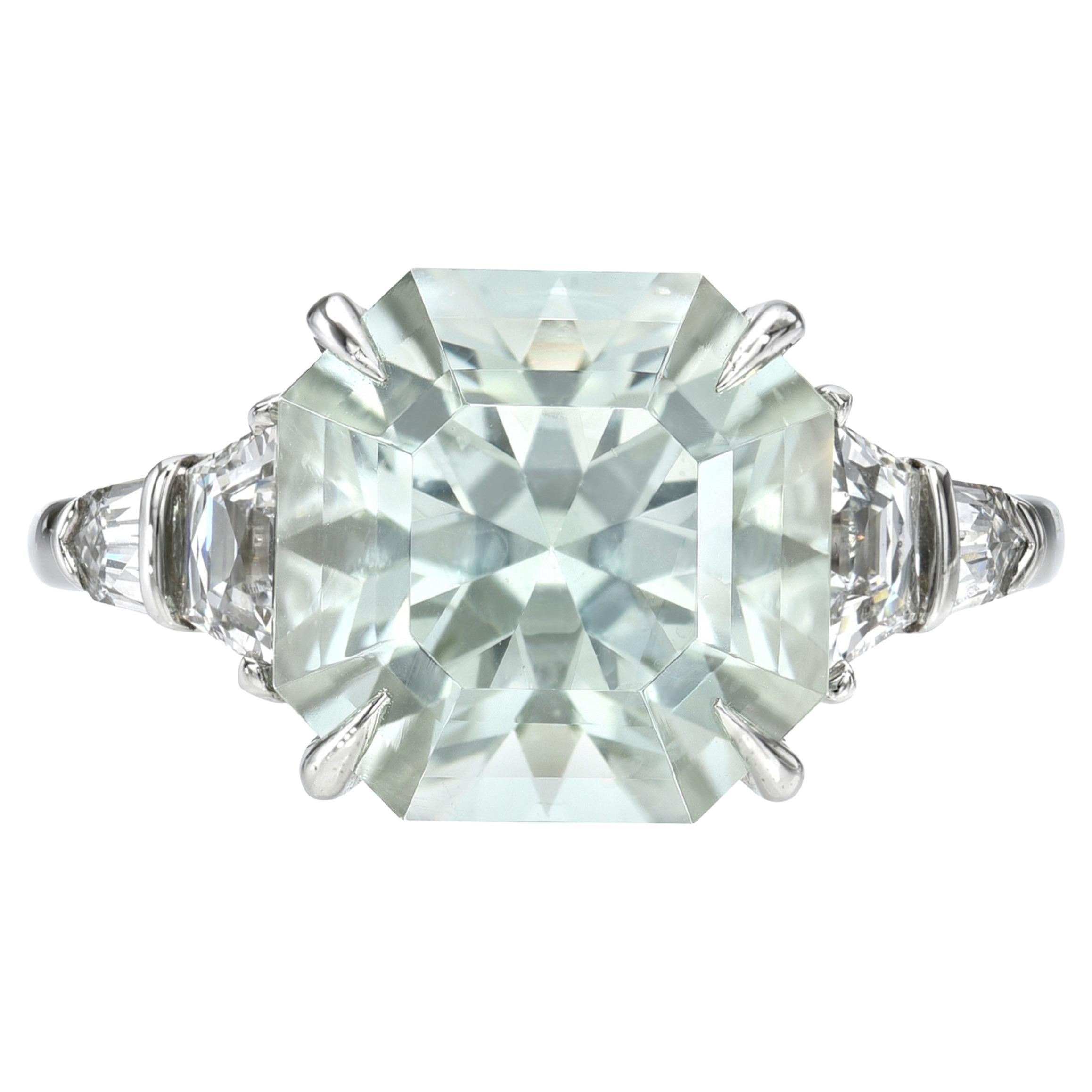 Meraviglioso anello in platino con berillo verde e diamanti taglio francese - Anello di fidanzamento in vendita