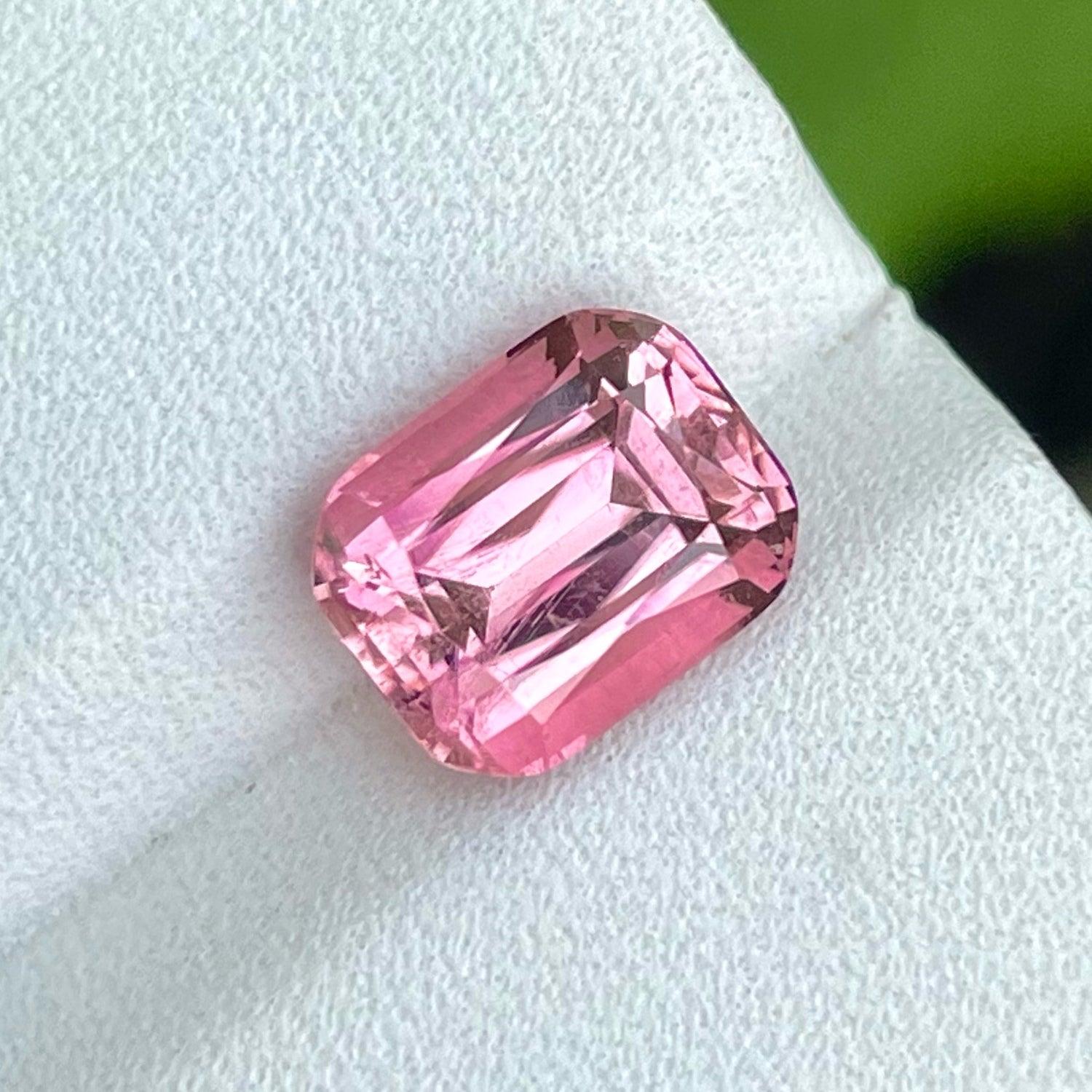 Moderne Magnifique tourmaline naturelle rose vif à facettes de 3,10 carats pour bijoux en vente
