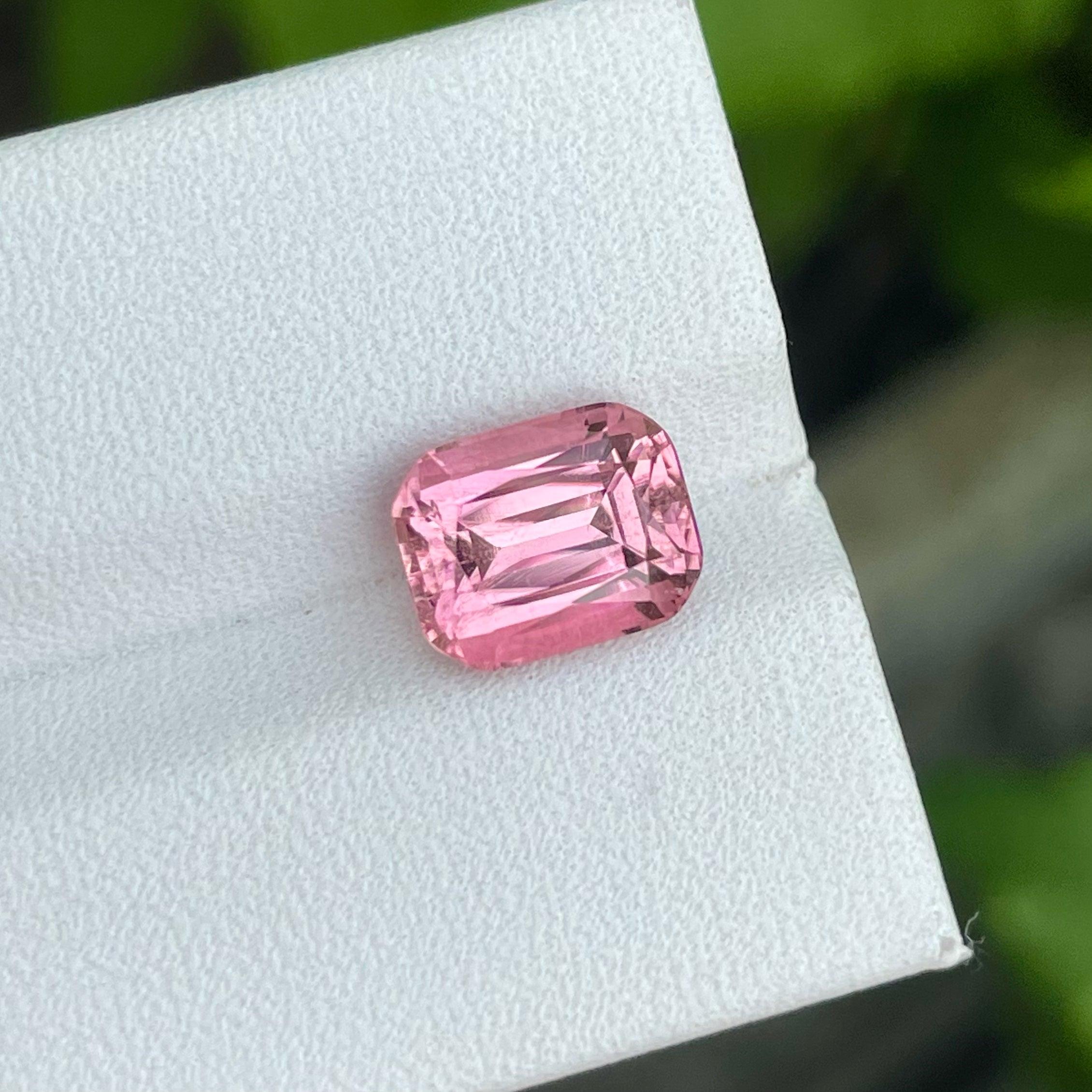 Taille coussin Magnifique tourmaline naturelle rose vif à facettes de 3,10 carats pour bijoux en vente