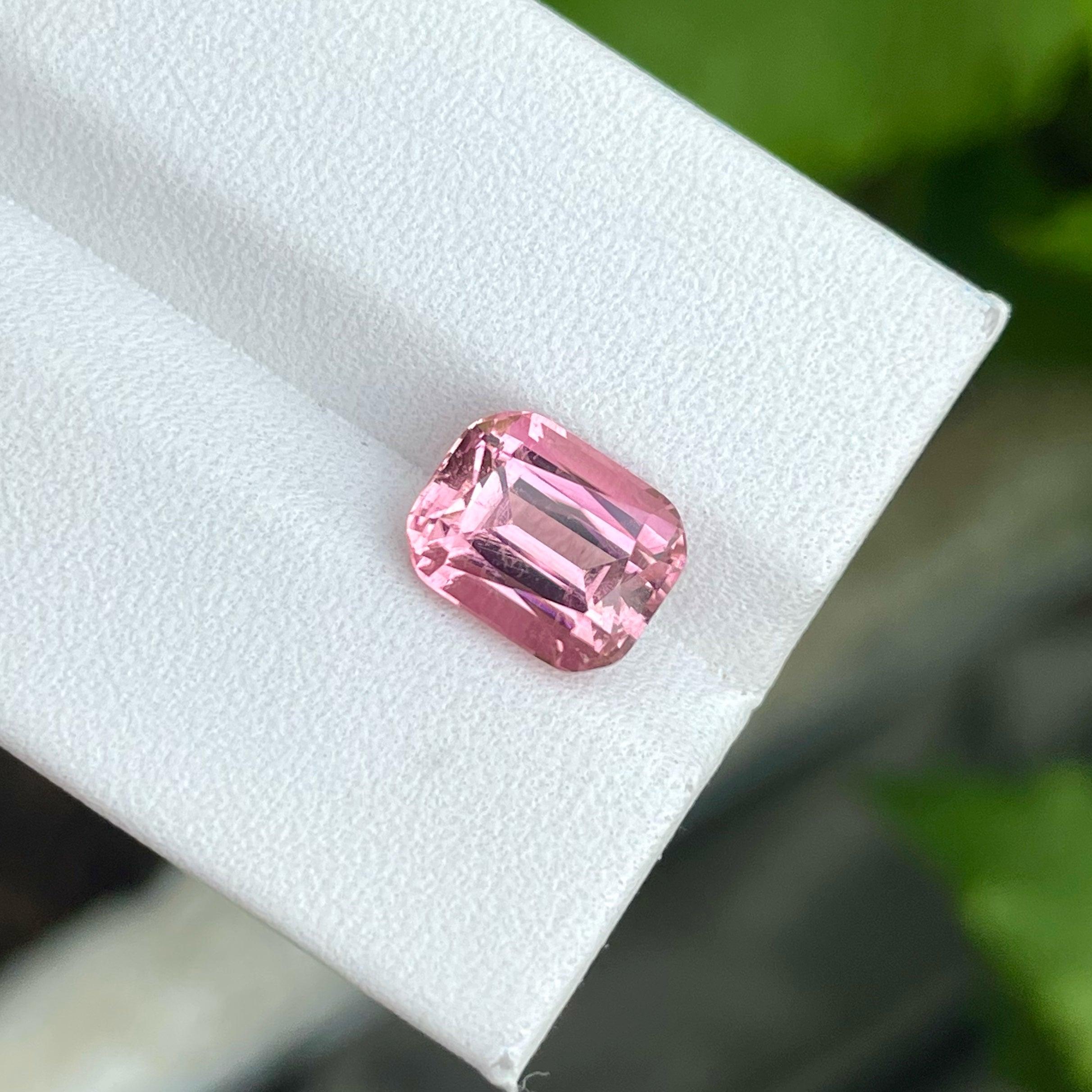 Magnifique tourmaline naturelle rose vif à facettes de 3,10 carats pour bijoux Neuf - En vente à Bangkok, TH