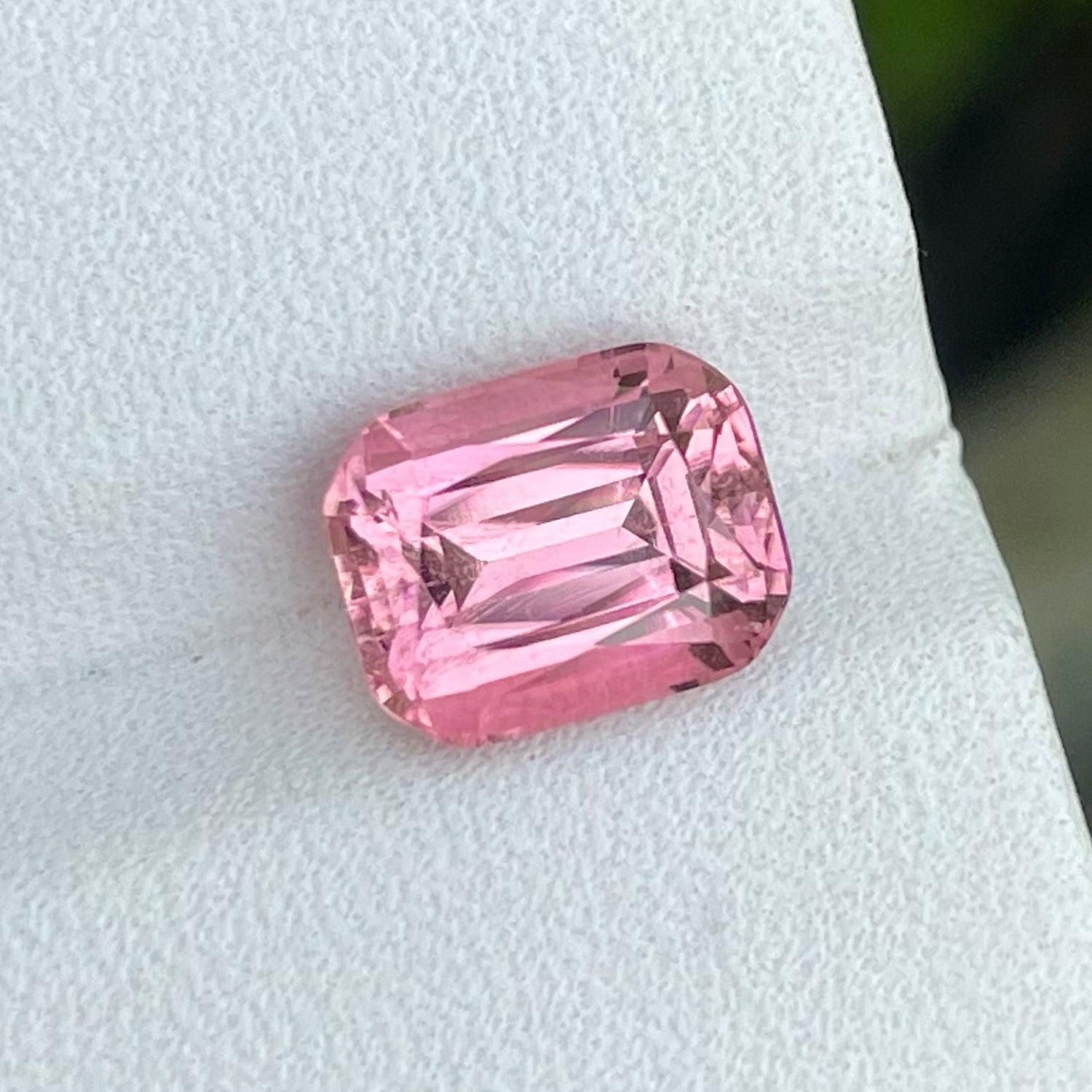 Magnifique tourmaline naturelle rose vif à facettes de 3,10 carats pour bijoux Unisexe en vente