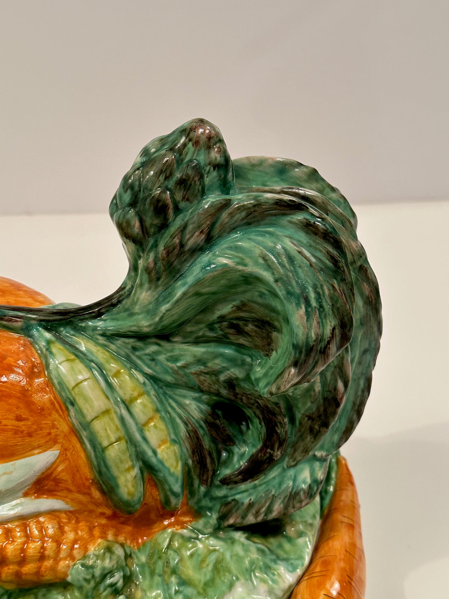 Wunderbar dekorative, handbemalte italienische Hahnterrine aus Keramik mit Gemüsekruste.
2
