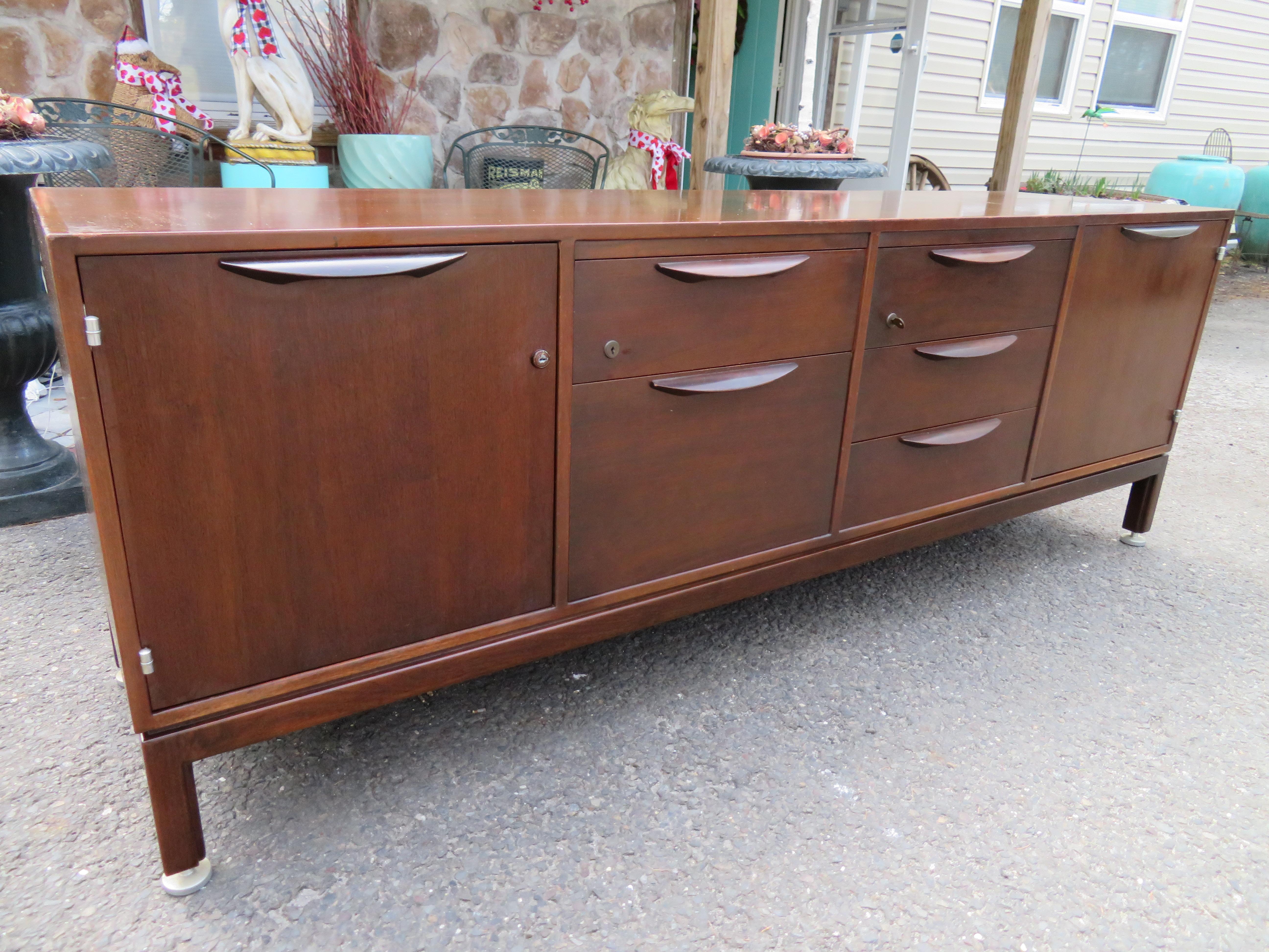 If you are looking for an icon of Mid-Century Modern – Scandinavian Modern design, look no further. And if you are wanting a beautiful and functional credenza for your home or office, look no further. This fabulous credenza was designed circa