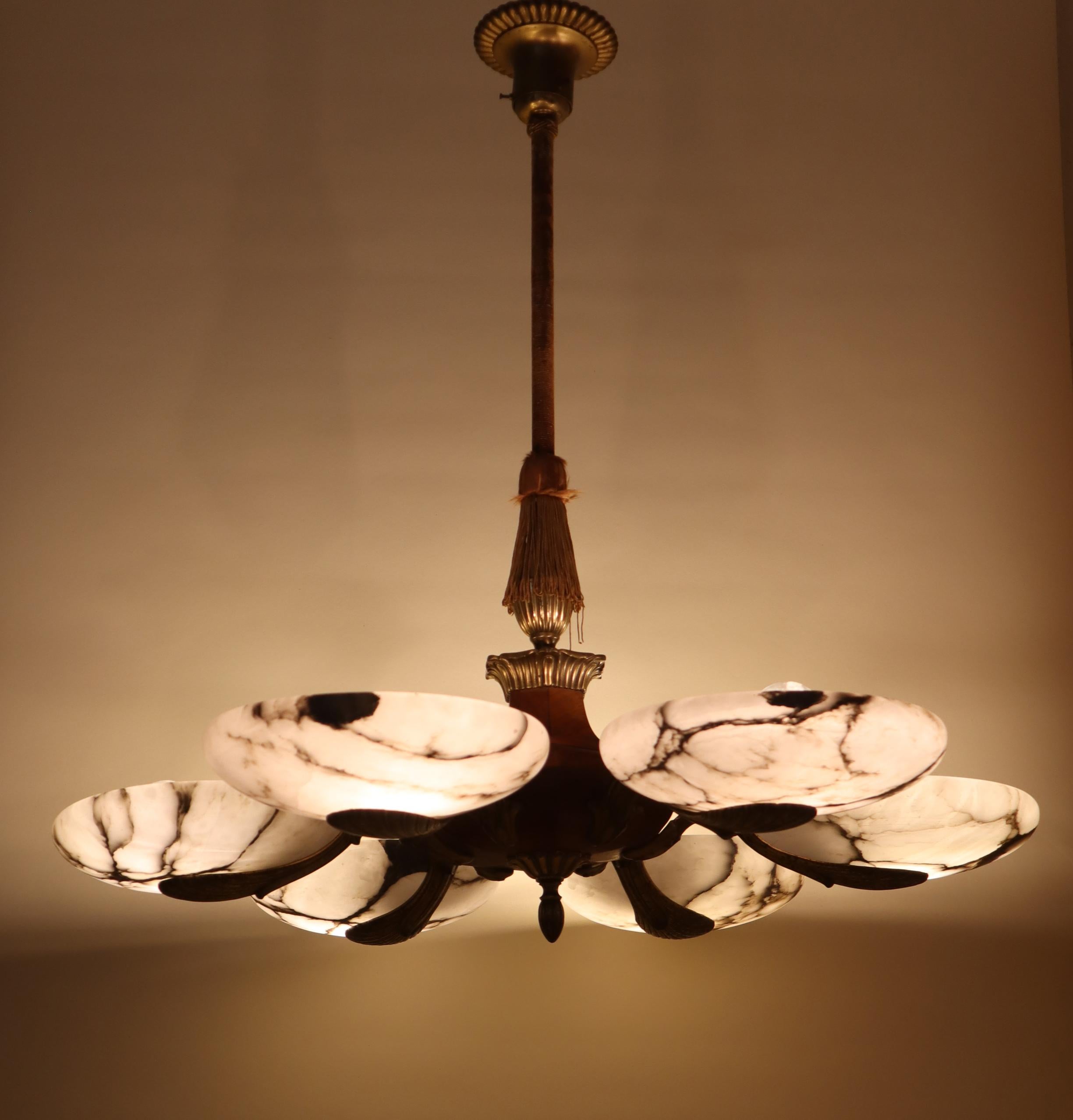 Meraviglioso lampadario a sei braccia in alabastro Art Nouveau, Francia anni '20 in vendita 4