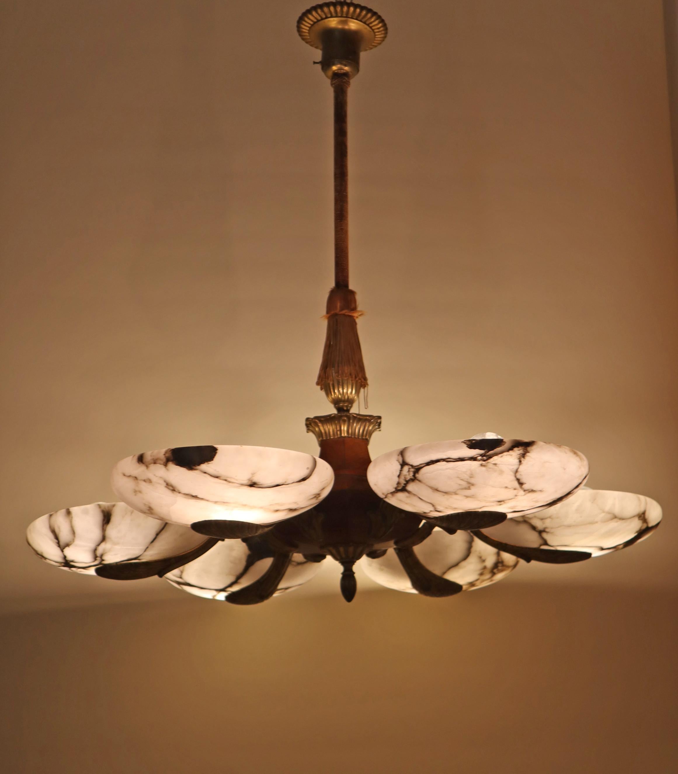Meraviglioso lampadario a sei braccia in alabastro Art Nouveau, Francia anni '20 in vendita 5