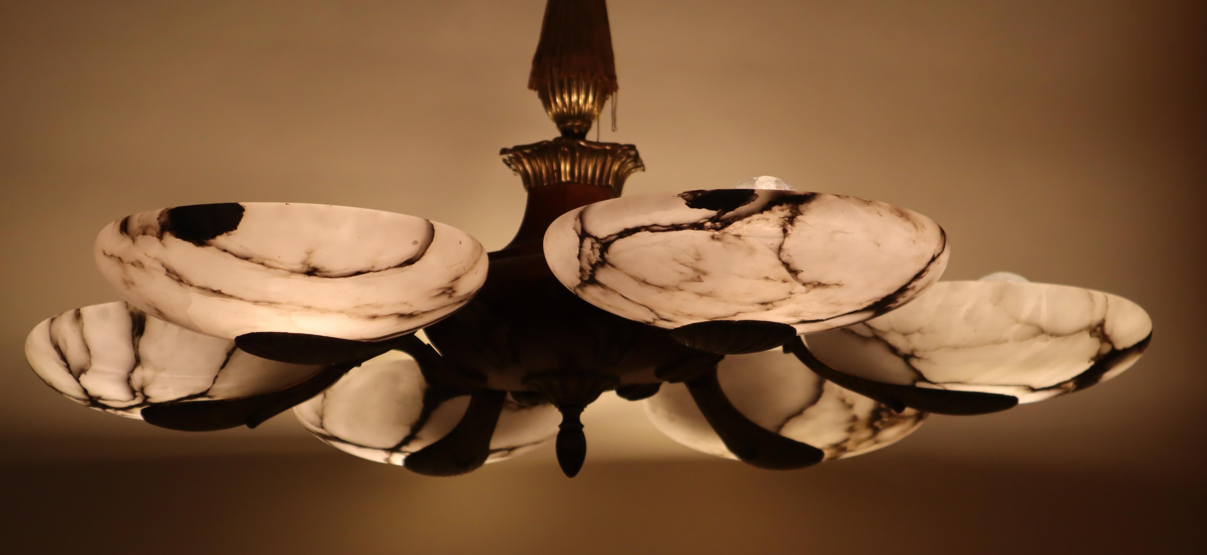 Meraviglioso lampadario a sei braccia in alabastro Art Nouveau, Francia anni '20 in vendita 6