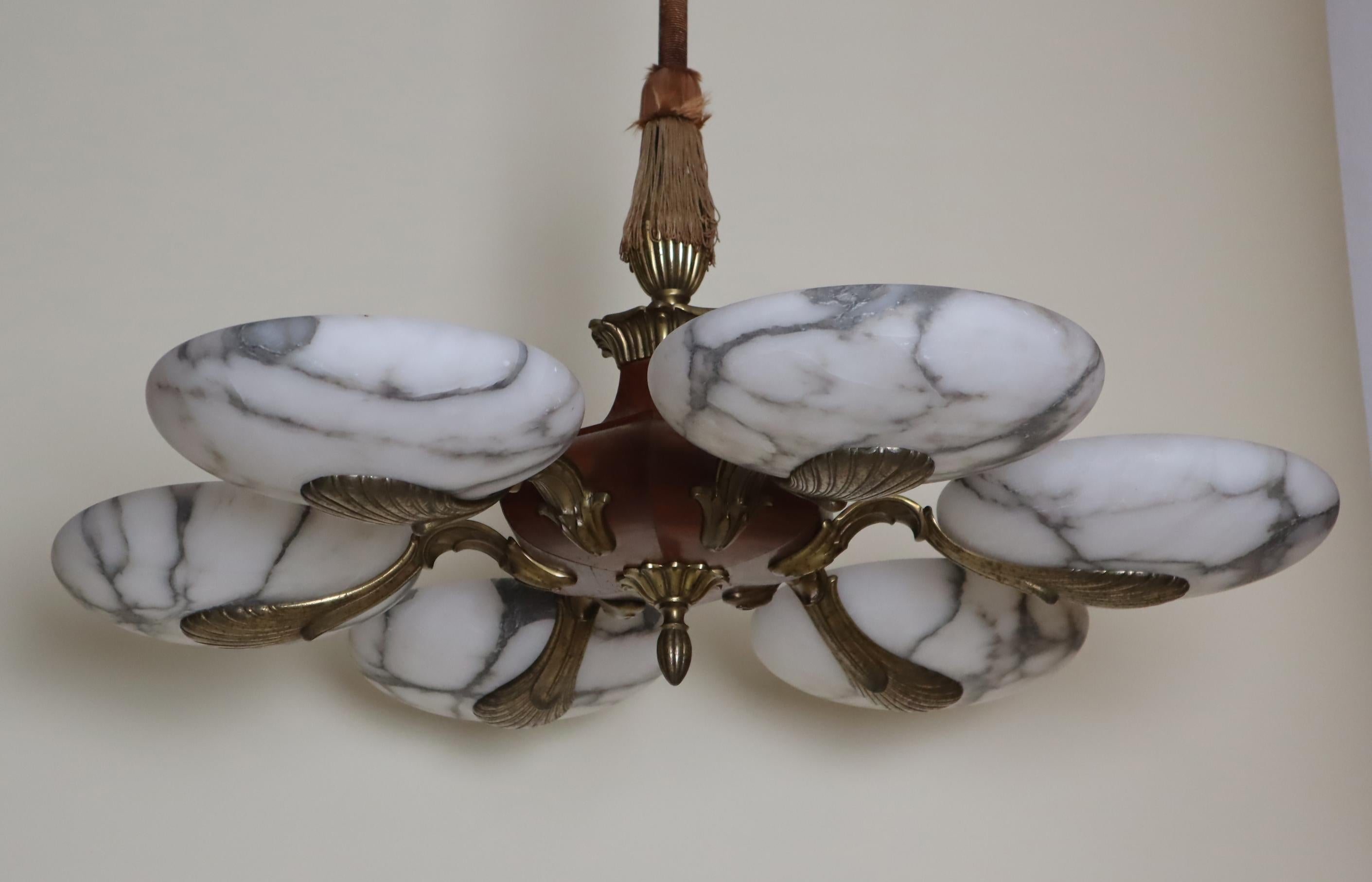 Meraviglioso lampadario a sei braccia in alabastro Art Nouveau, Francia anni '20 in vendita 9