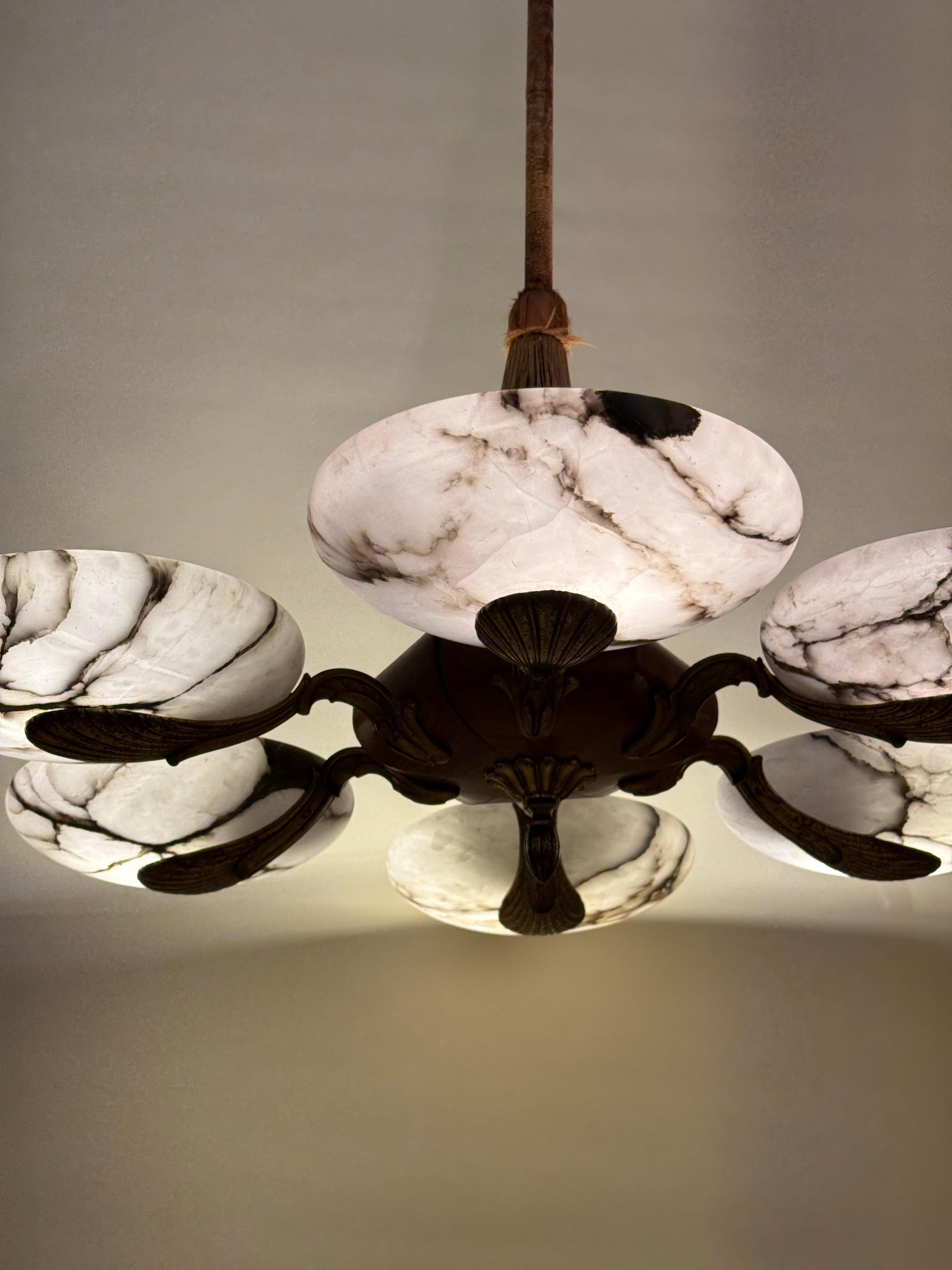 Questo lampadario in alabastro di grandi dimensioni, unico nel suo genere, è stato ritrovato in una villa degli anni '20 ed è assolutamente stupefacente. L'artigianato di questo lampadario di grandi dimensioni è particolarmente bello; il pregiato