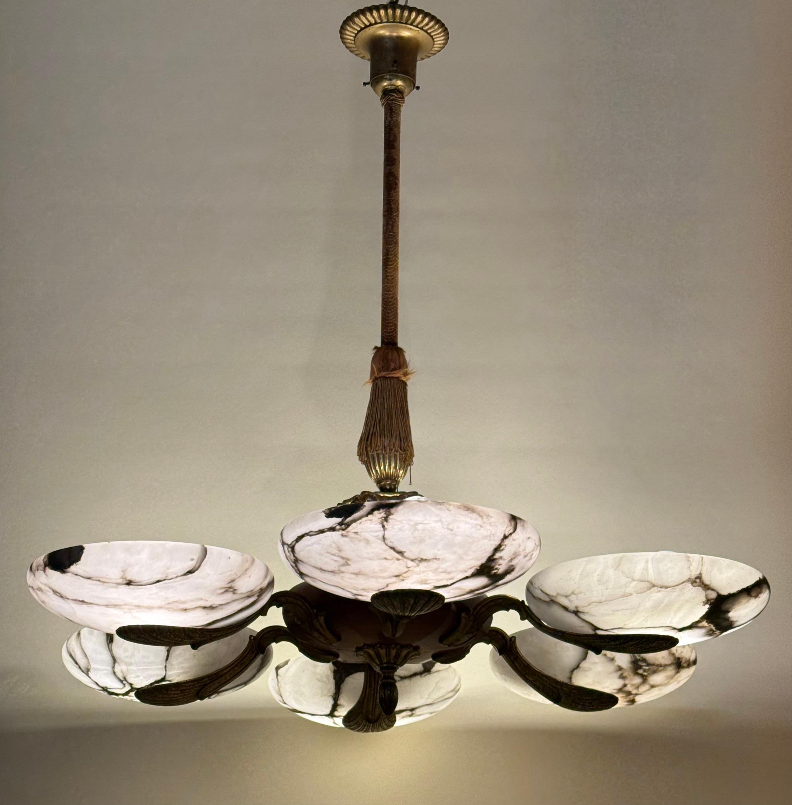 Francese Meraviglioso lampadario a sei braccia in alabastro Art Nouveau, Francia anni '20 in vendita