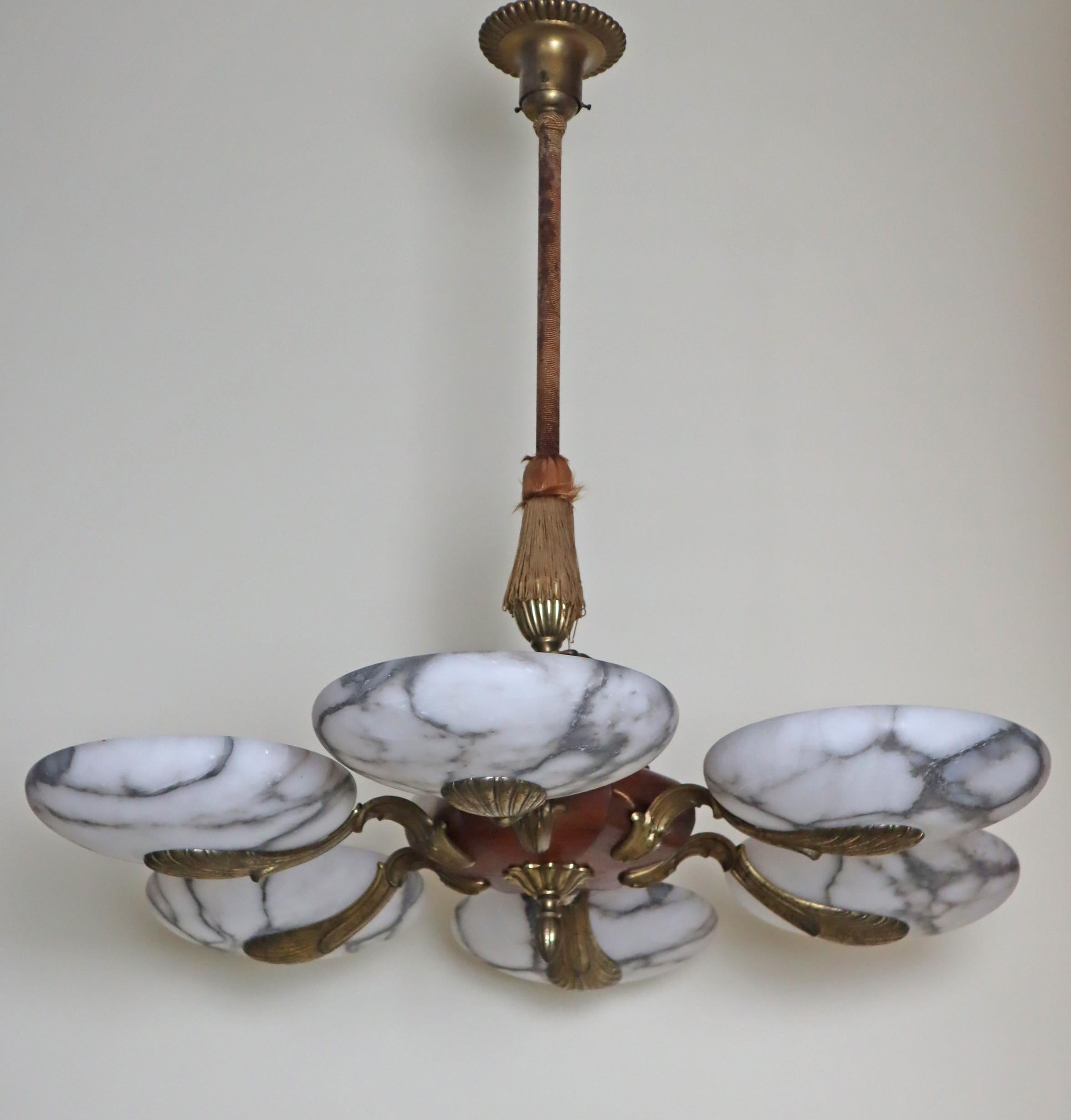 Meraviglioso lampadario a sei braccia in alabastro Art Nouveau, Francia anni '20 In condizioni buone in vendita a Hannover, DE