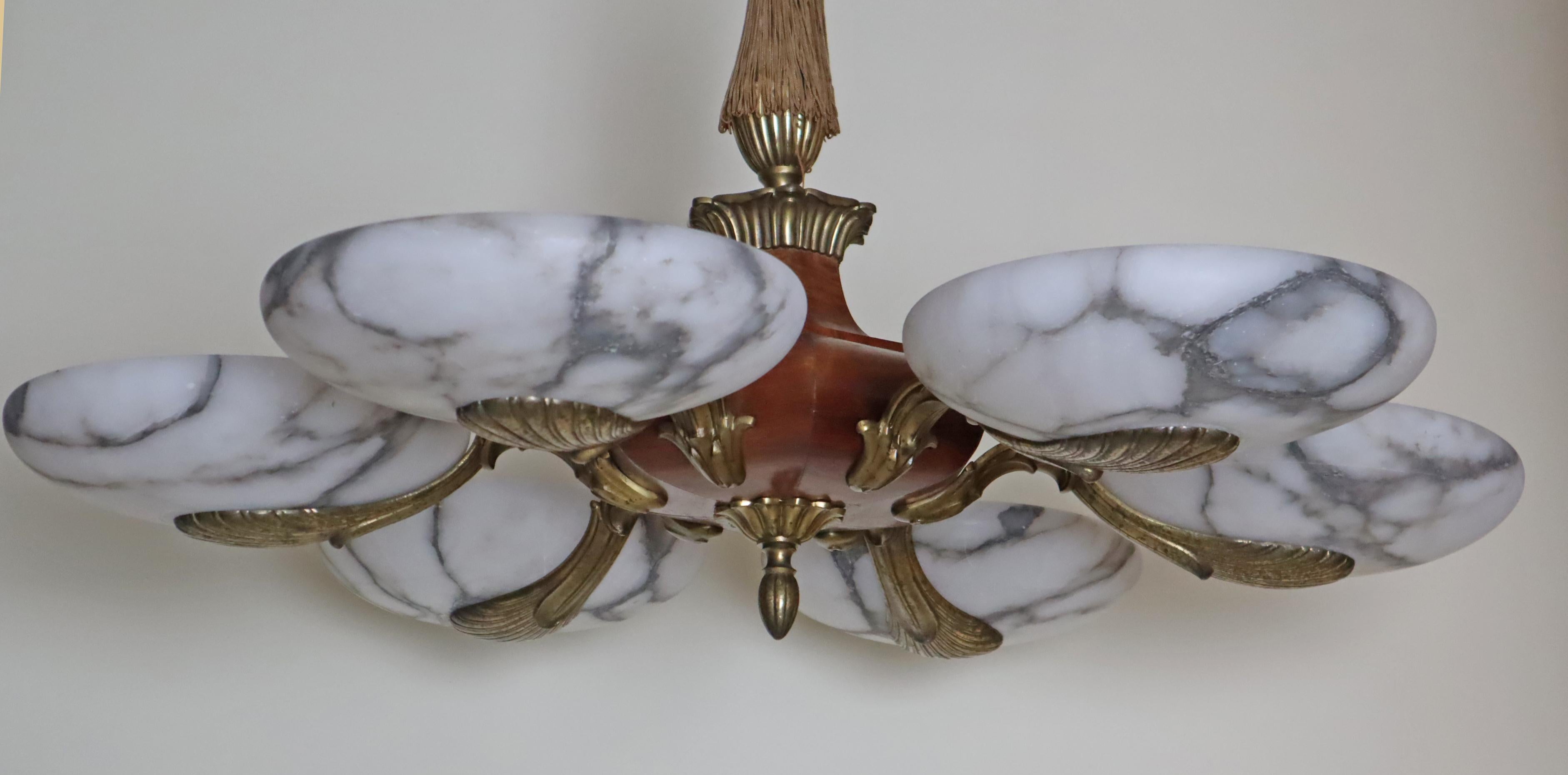 Inizio XX secolo Meraviglioso lampadario a sei braccia in alabastro Art Nouveau, Francia anni '20 in vendita