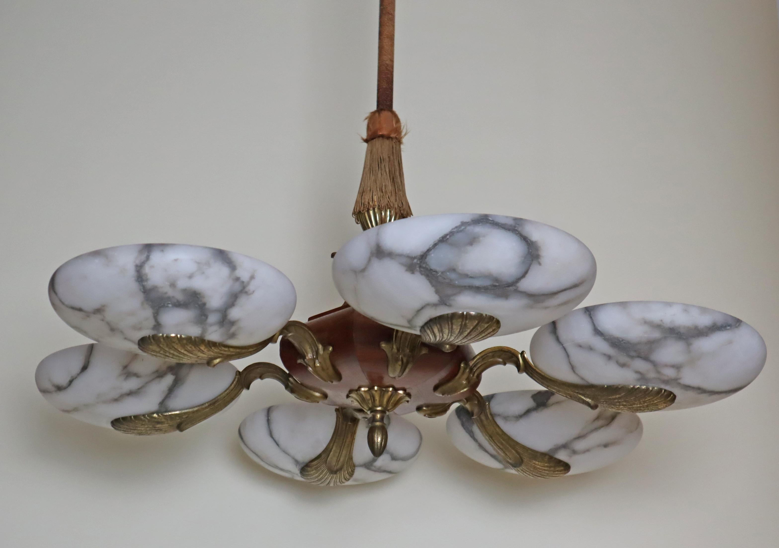 Metallo Meraviglioso lampadario a sei braccia in alabastro Art Nouveau, Francia anni '20 in vendita