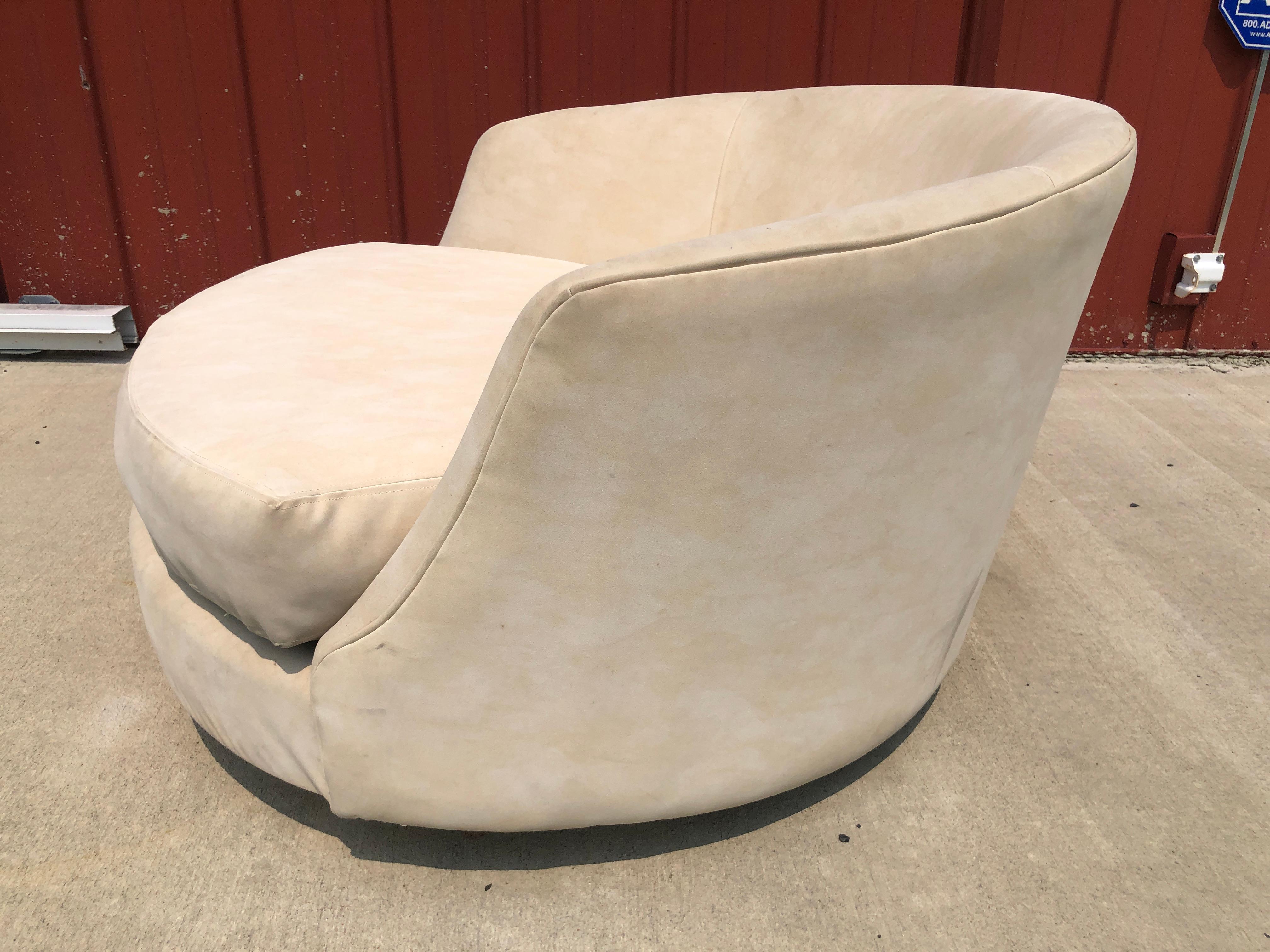 Marvelous Milo Baughman circular swivel lounge chair. This piece retains its original ultra-suede which does show some stains and wear. We do recommend reupholstery but could possibly be cleaned. It measures 25.5”t x 42” in diameter with a seat