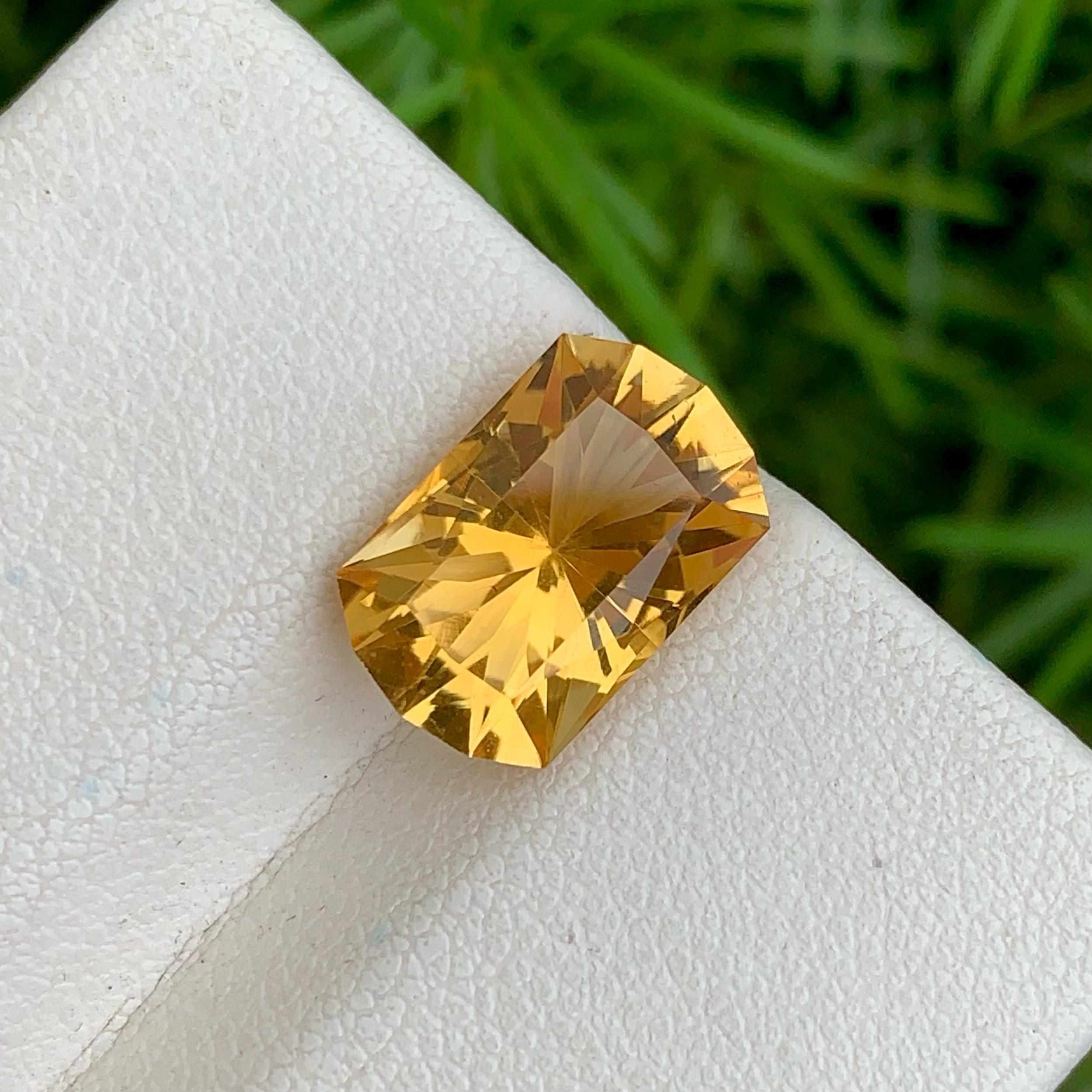 Marvelous Natural Yellow Citrin Edelstein von 4,30 Karat aus Afrika hat einen wunderbaren Schliff in einem Custom Form, unglaubliche gelbe Farbe. Große Brillanz. Dieses Schmuckstück ist absolut augenrein.

Informationen zum