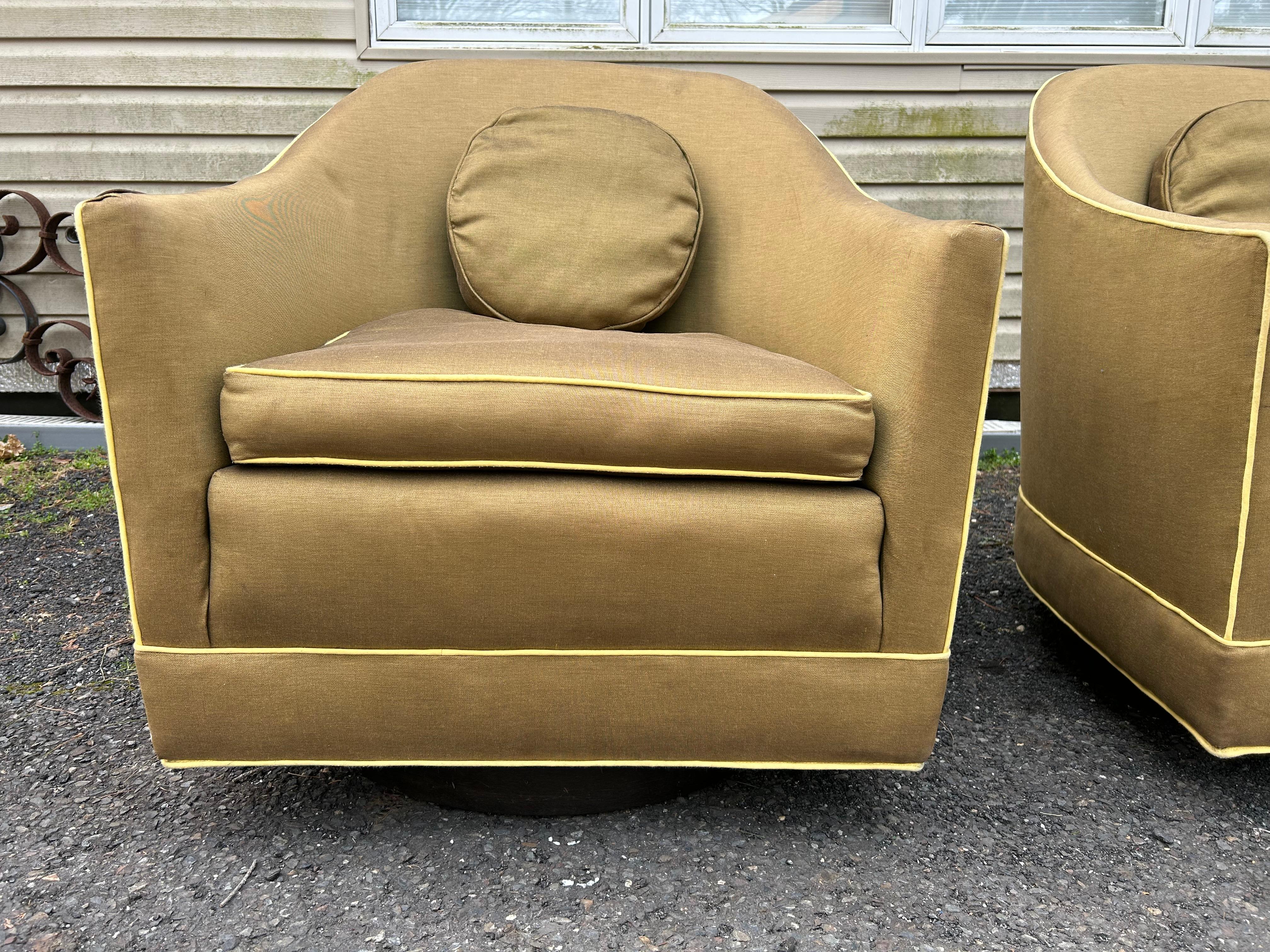 Tissu d'ameublement Paire fantastique de fauteuils de salon Harvey Probber à dossier tonneau pivotant, mi-siècle moderne en vente