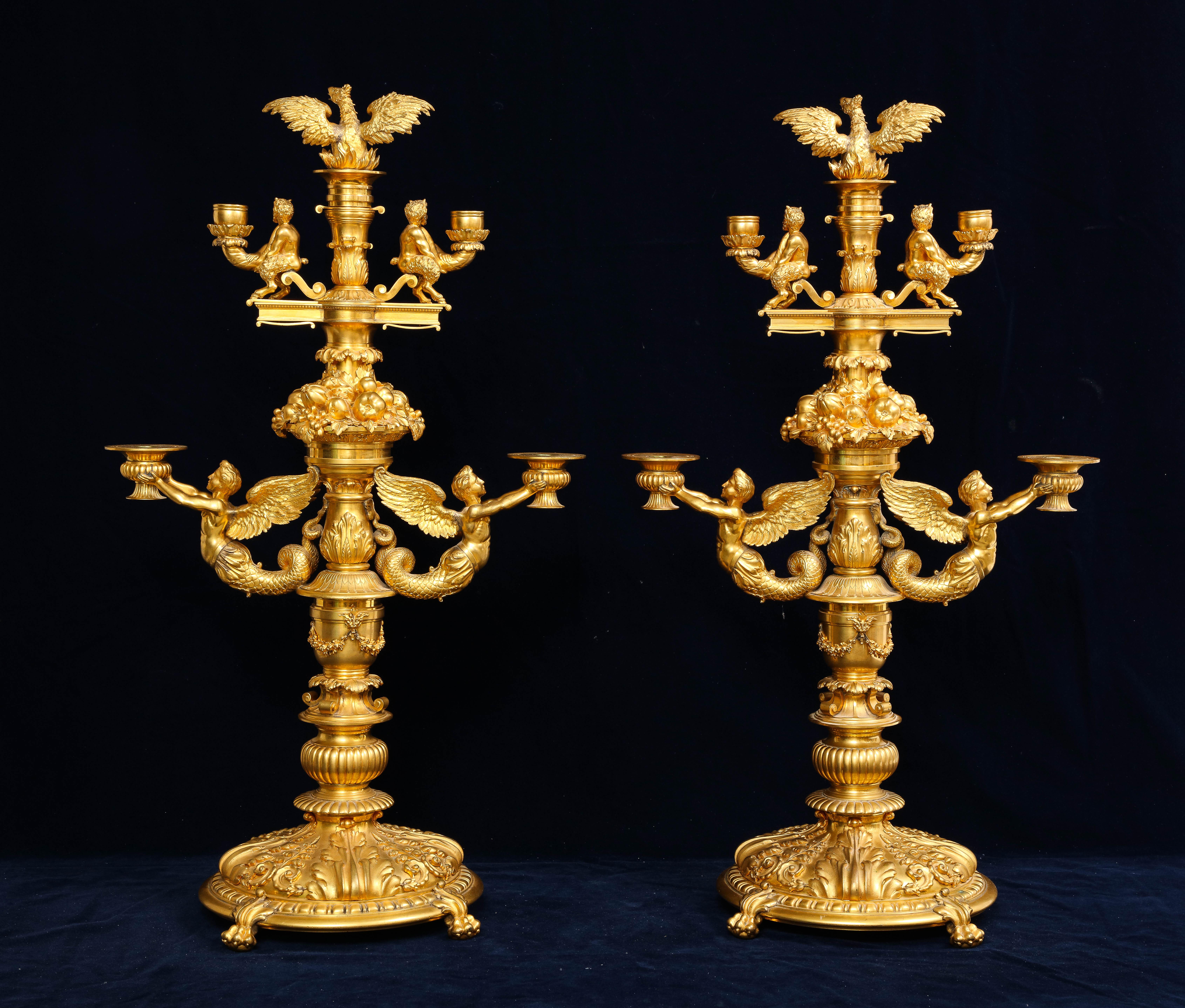 Merveilleuse paire de candélabres à quatre bras en bronze doré du XIXe siècle, signés Paul Canaux. Paul Canaux était un incroyable bijoutier et orfèvre, et produisait ses pièces au 30 rue des Francs-Bourgeois à Paris. Il a d'abord travaillé pour le