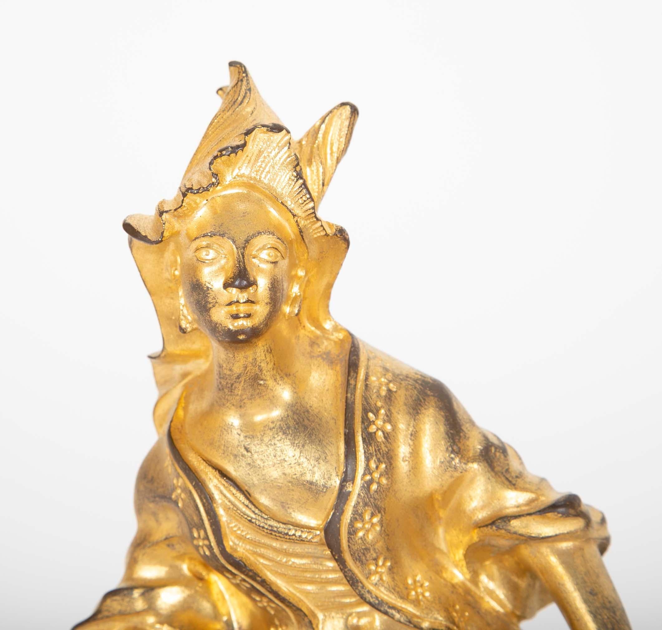 Paire fantaisiste de Chinoiserie  Chenets en bronze doré Louis XV en vente 8