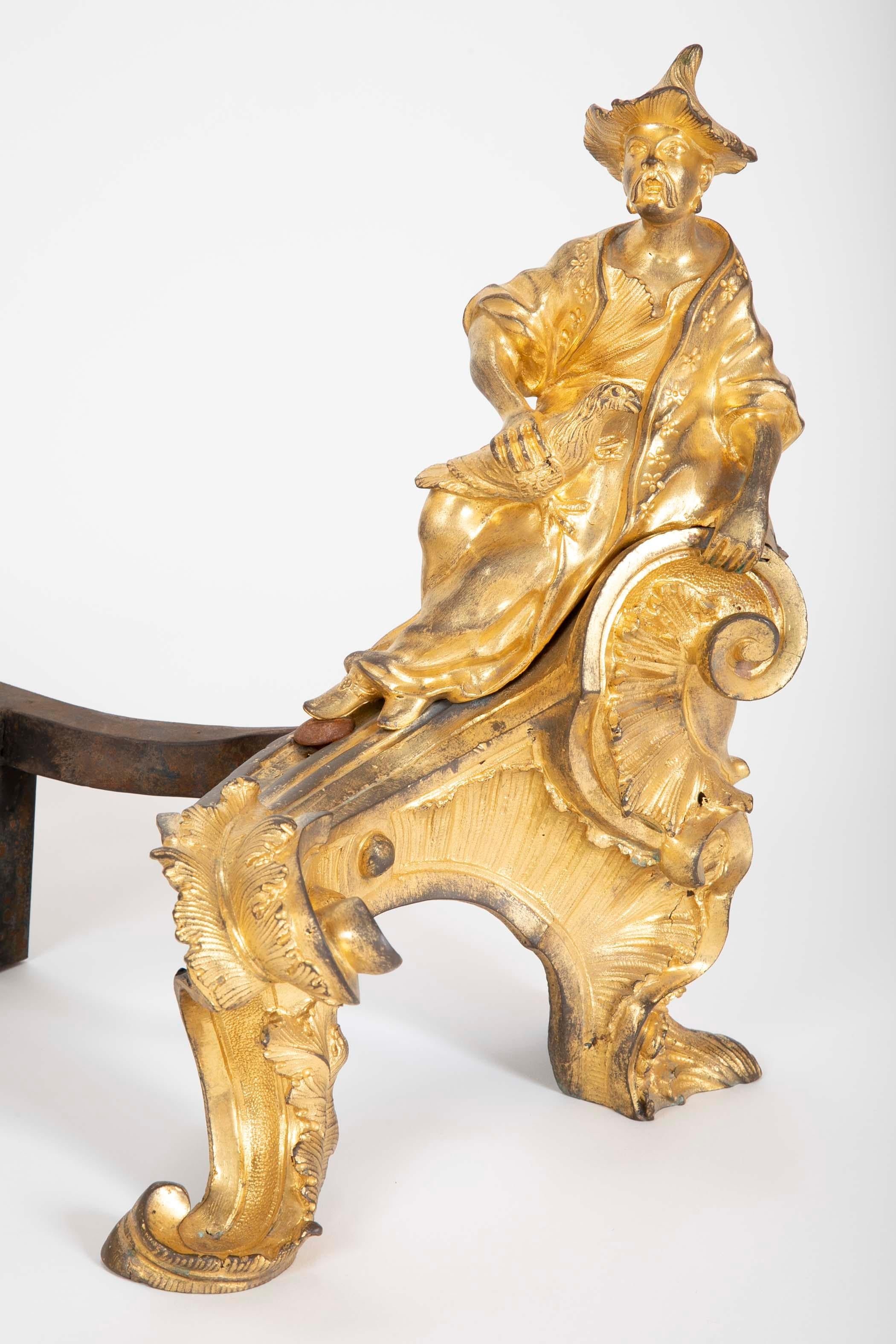 Milieu du XVIIIe siècle Paire fantaisiste de Chinoiserie  Chenets en bronze doré Louis XV en vente