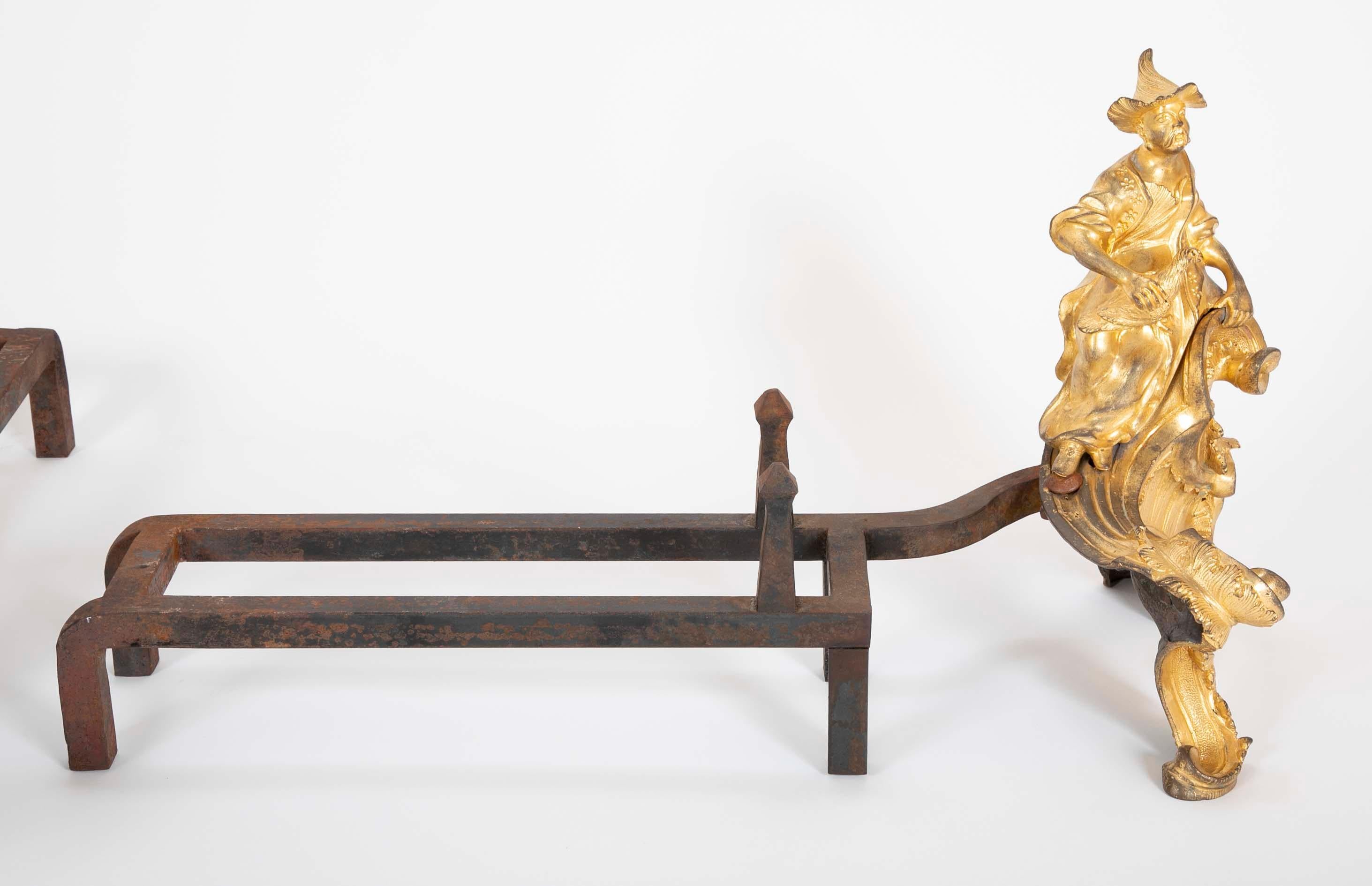 Paire fantaisiste de Chinoiserie  Chenets en bronze doré Louis XV en vente 1