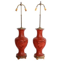 Merveilleuse paire de vases chinois anciens en cinabre sculptés à la main et montés comme lampes