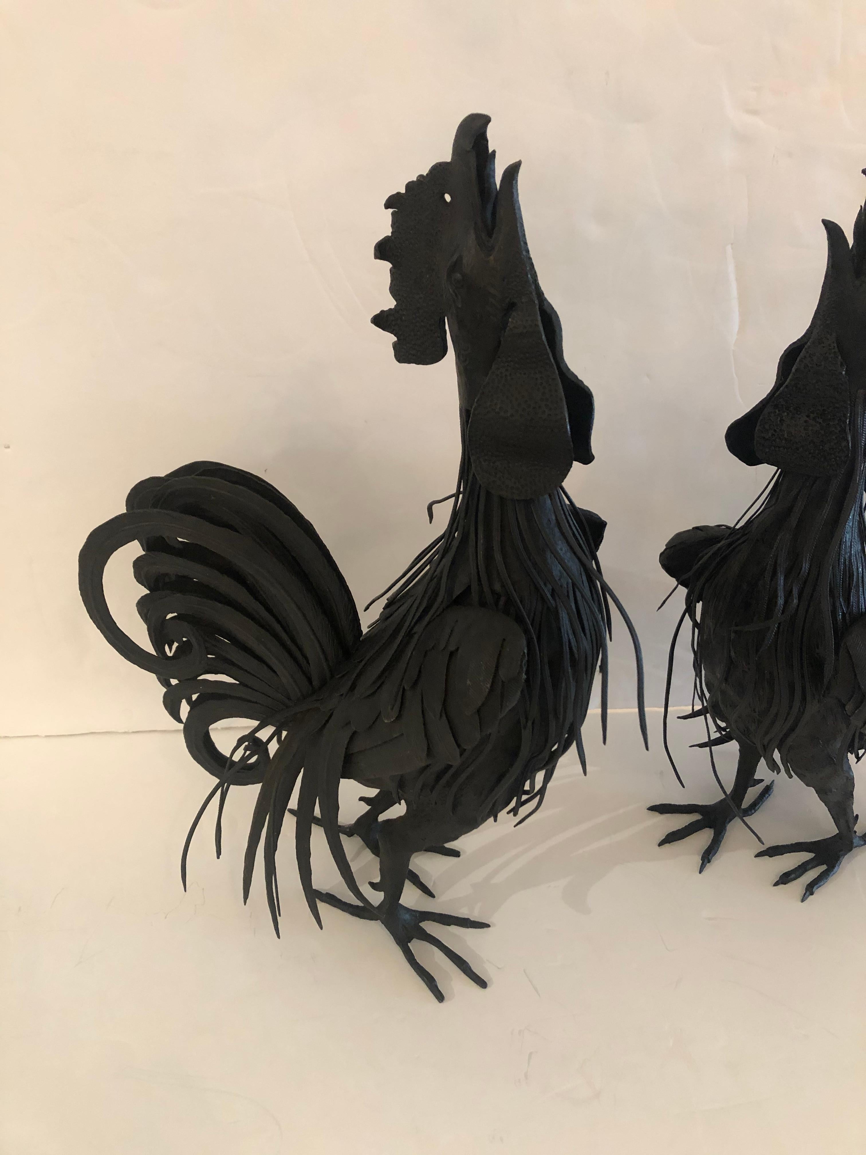 Wunderschönes Paar handgeschmiedeter eiserner Hahn-Skulpturen im Angebot 4
