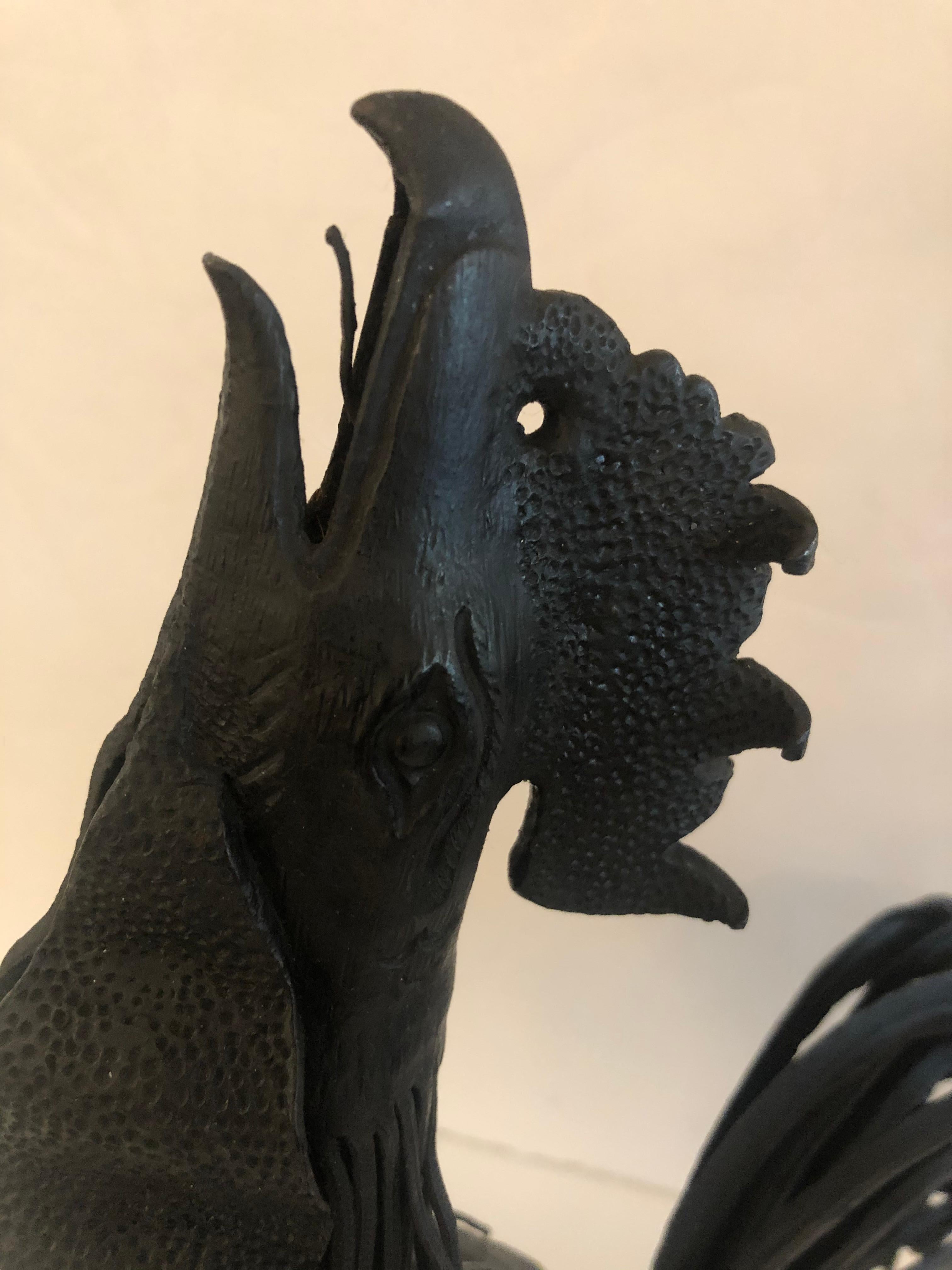 Wunderschönes Paar handgeschmiedeter eiserner Hahn-Skulpturen im Angebot 1