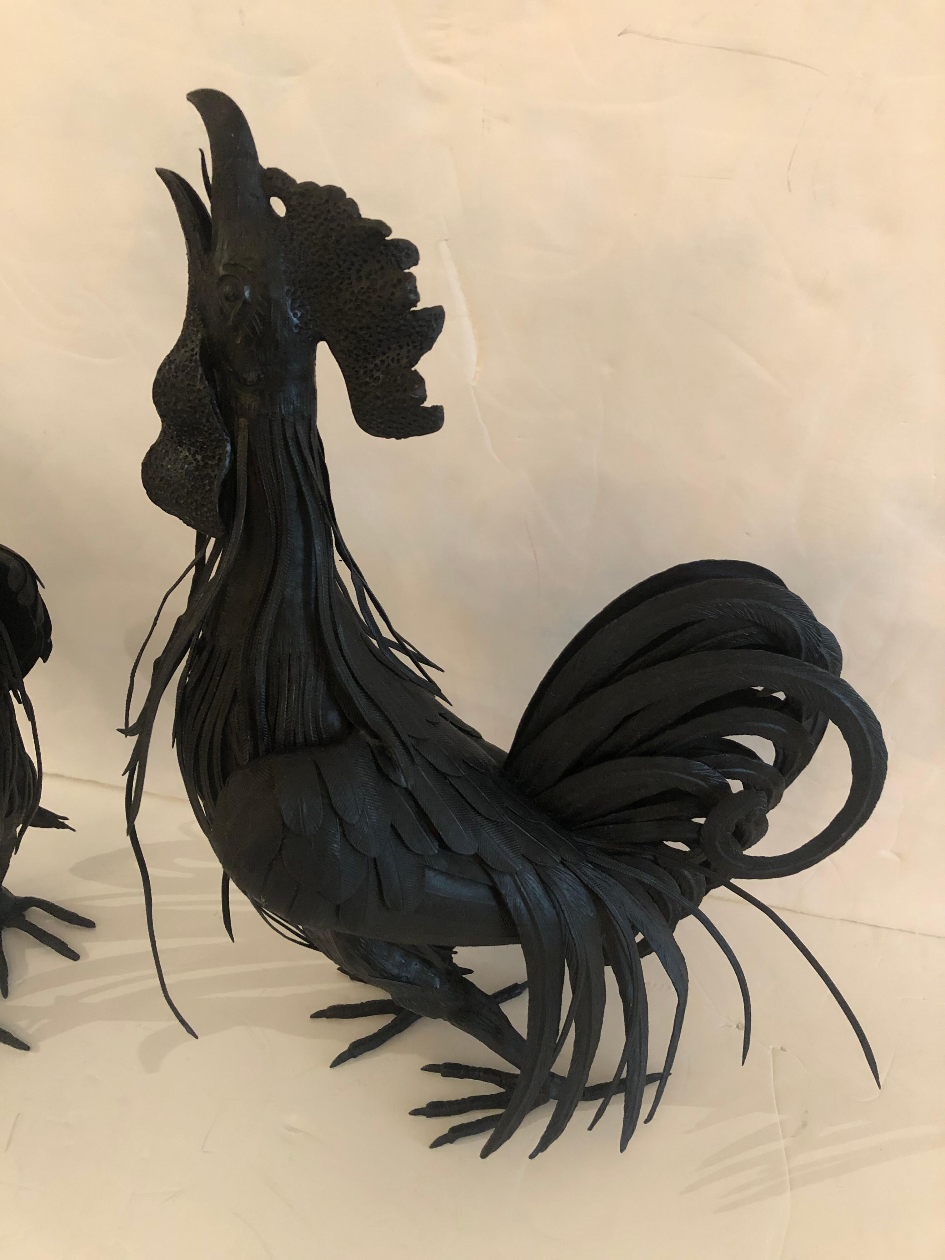 Wunderschönes Paar handgeschmiedeter eiserner Hahn-Skulpturen im Angebot 2