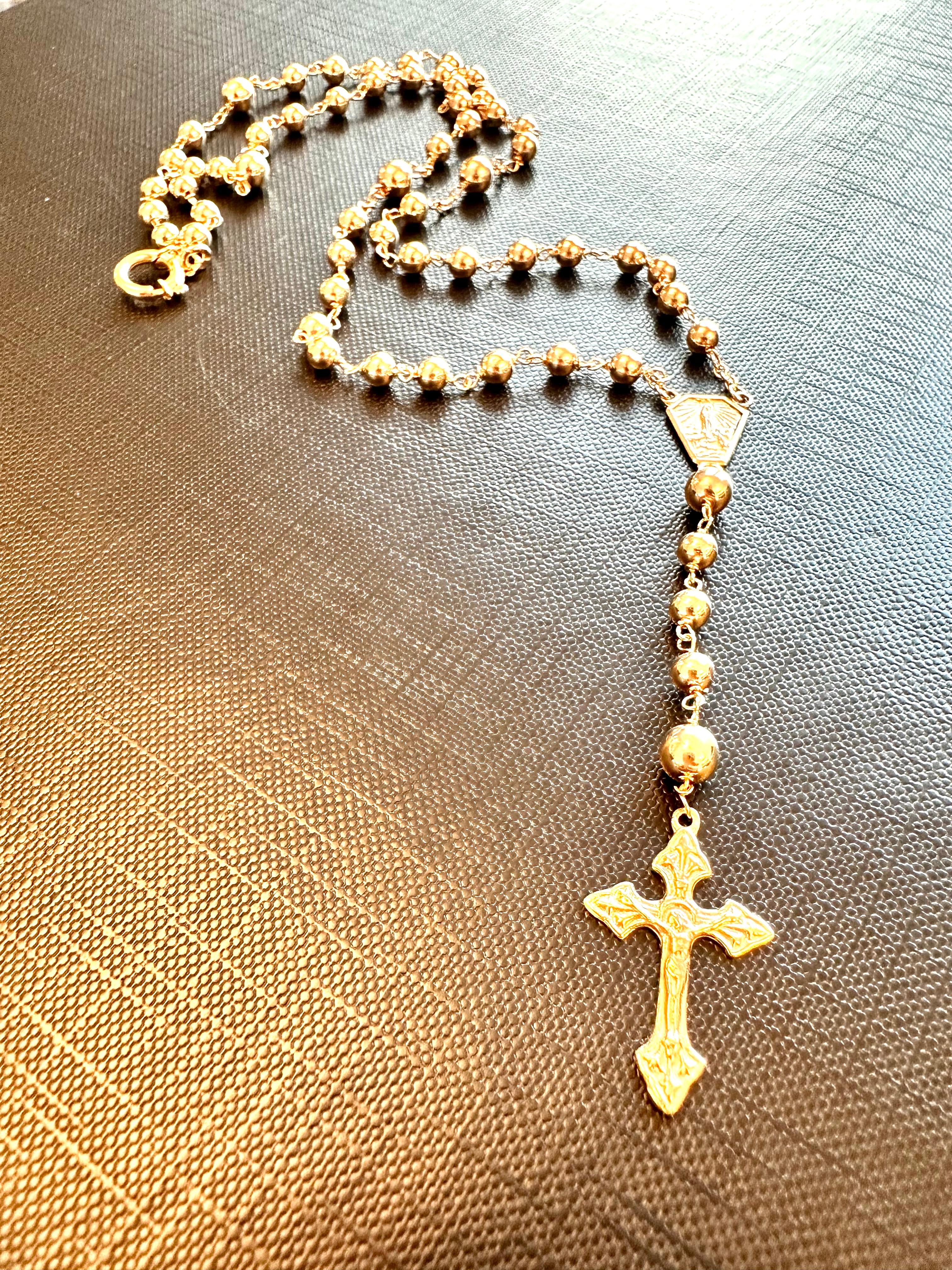 Fashion and spirituality to wear. This portuguese rosary is a very special item and it is very difficult to find it in gold. In addition to being an object of worship and prayer, it has also become a fashionable object among young people as a neck