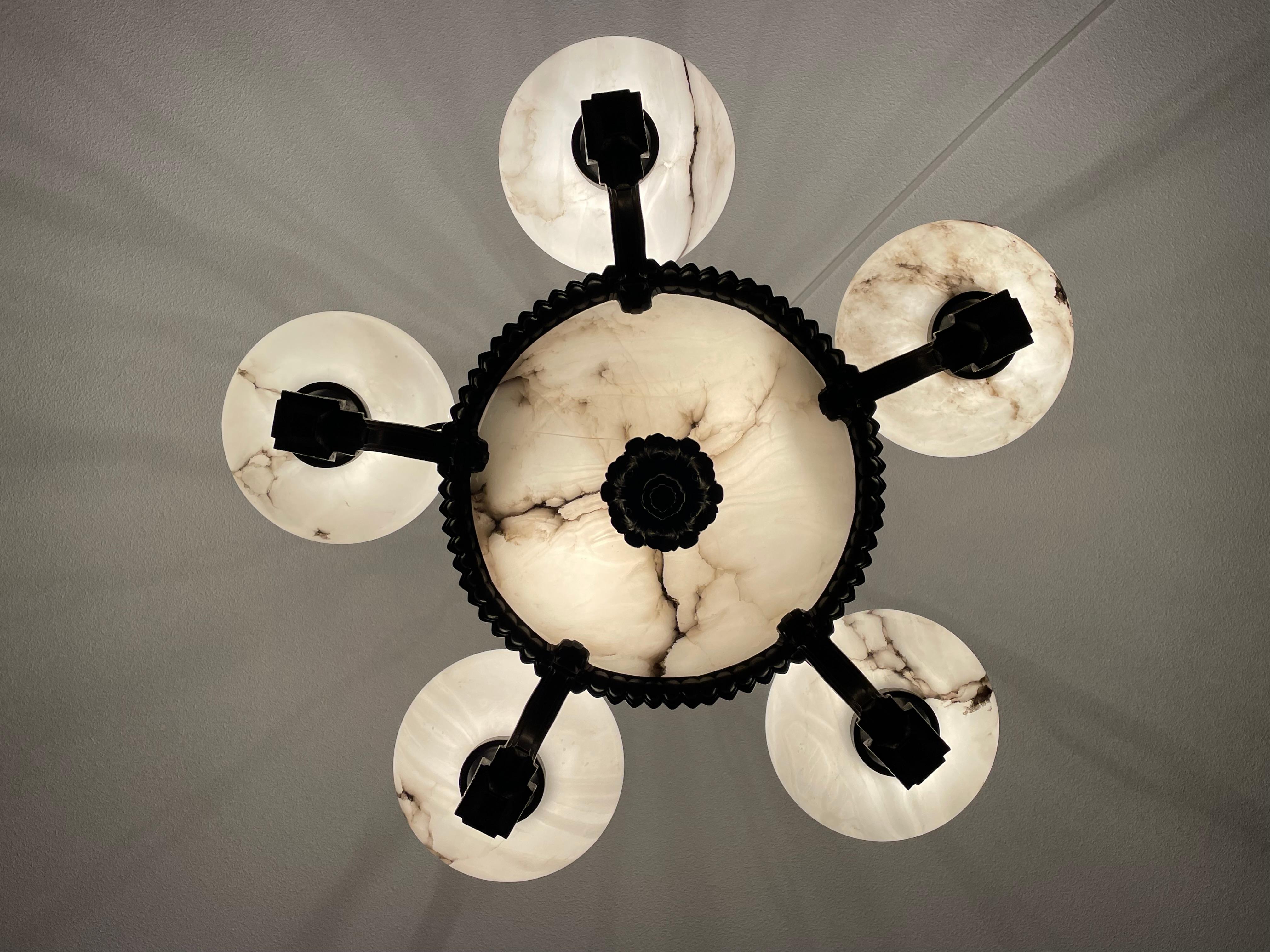 Wunderschöner & reiner Art-Déco-Kronleuchter-Anhänger aus Bronze mit 5 mintfarbenen Alabaster-Schirmen im Angebot 1
