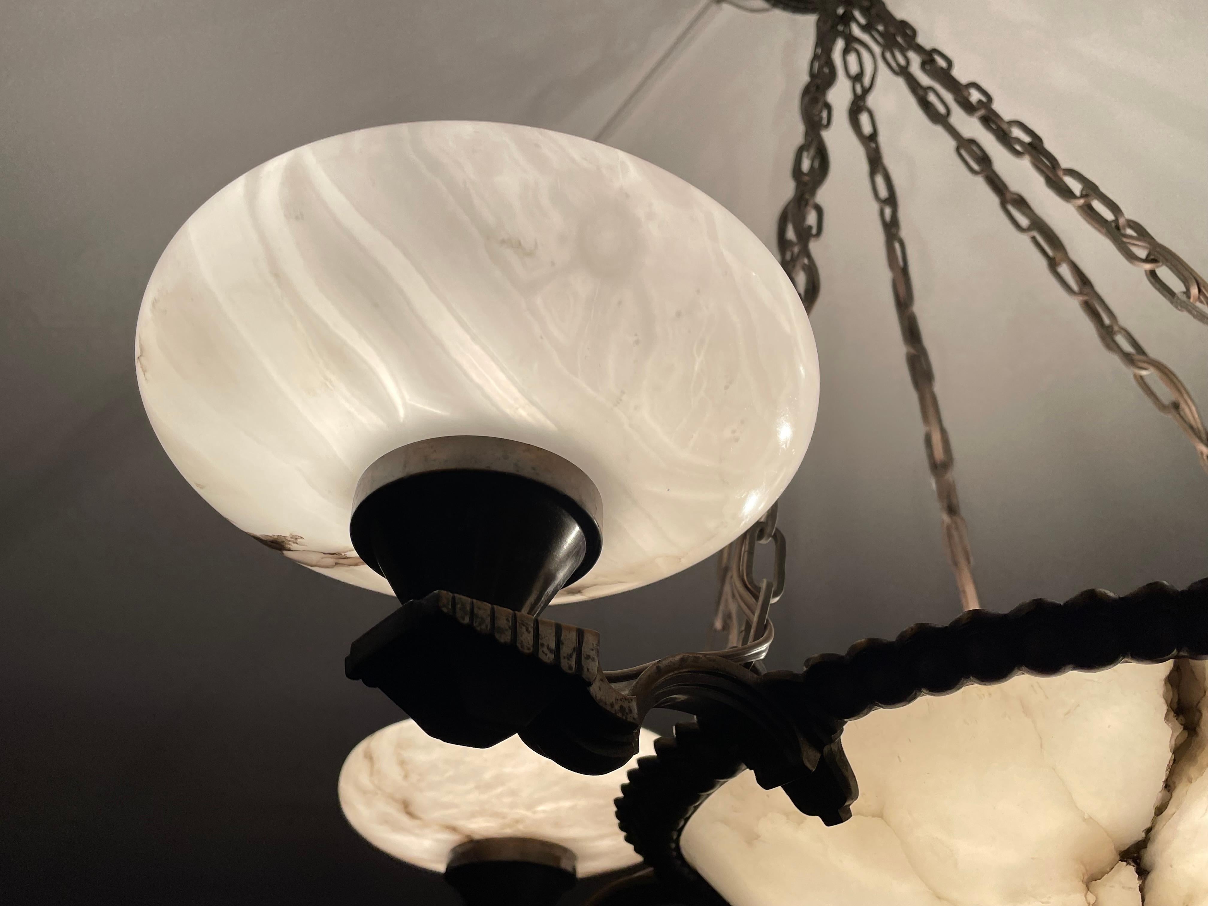 Lustre Art déco extraordinaire et pur avec 5 abat-jour en albâtre menthe Bon état - En vente à Lisse, NL