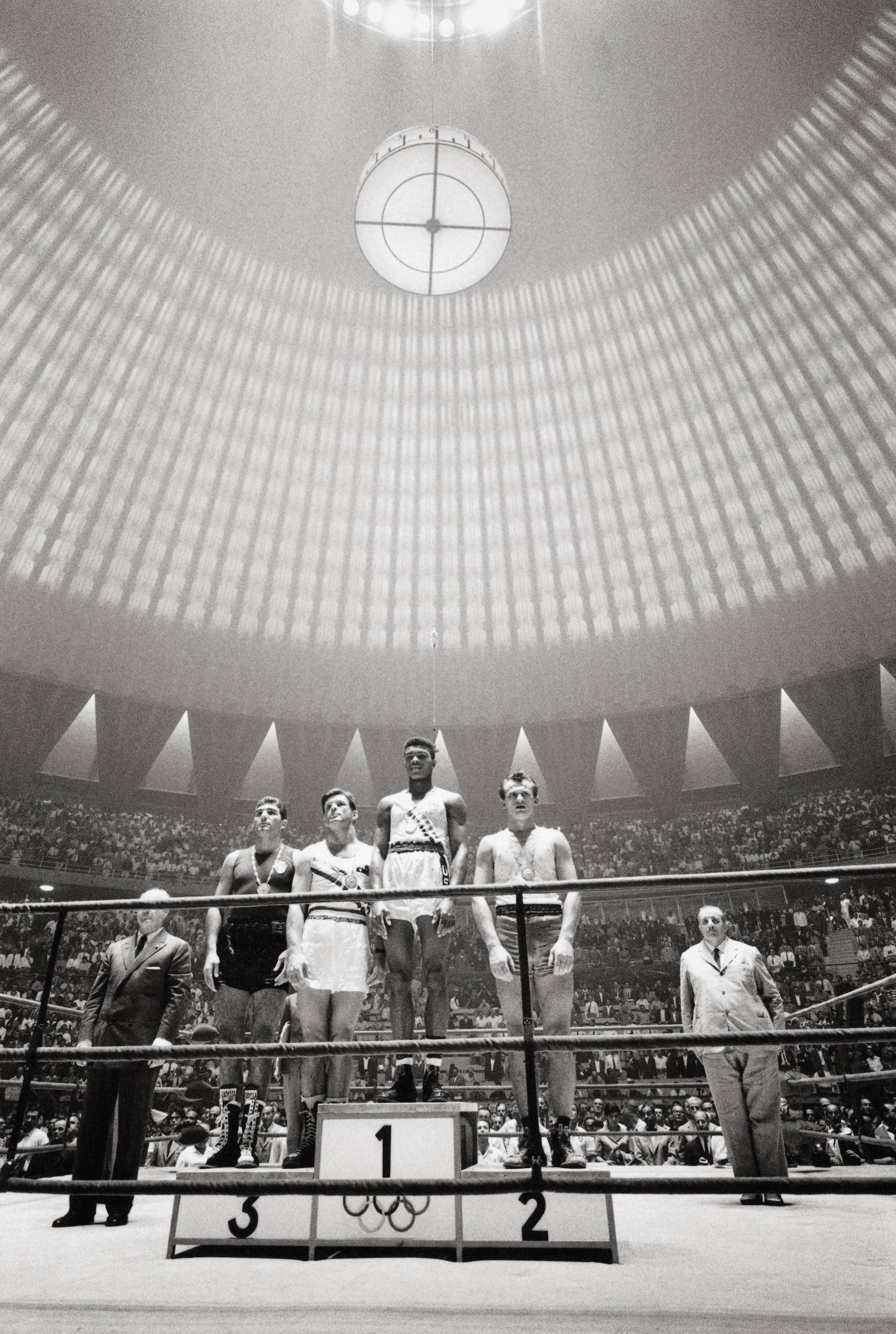 Marvin Newman Black and White Photograph – 1960 Rom Olympische Spiele 1960, Cassius Ton, Schwarz-Weiß-Fotografie, Kunstdruck