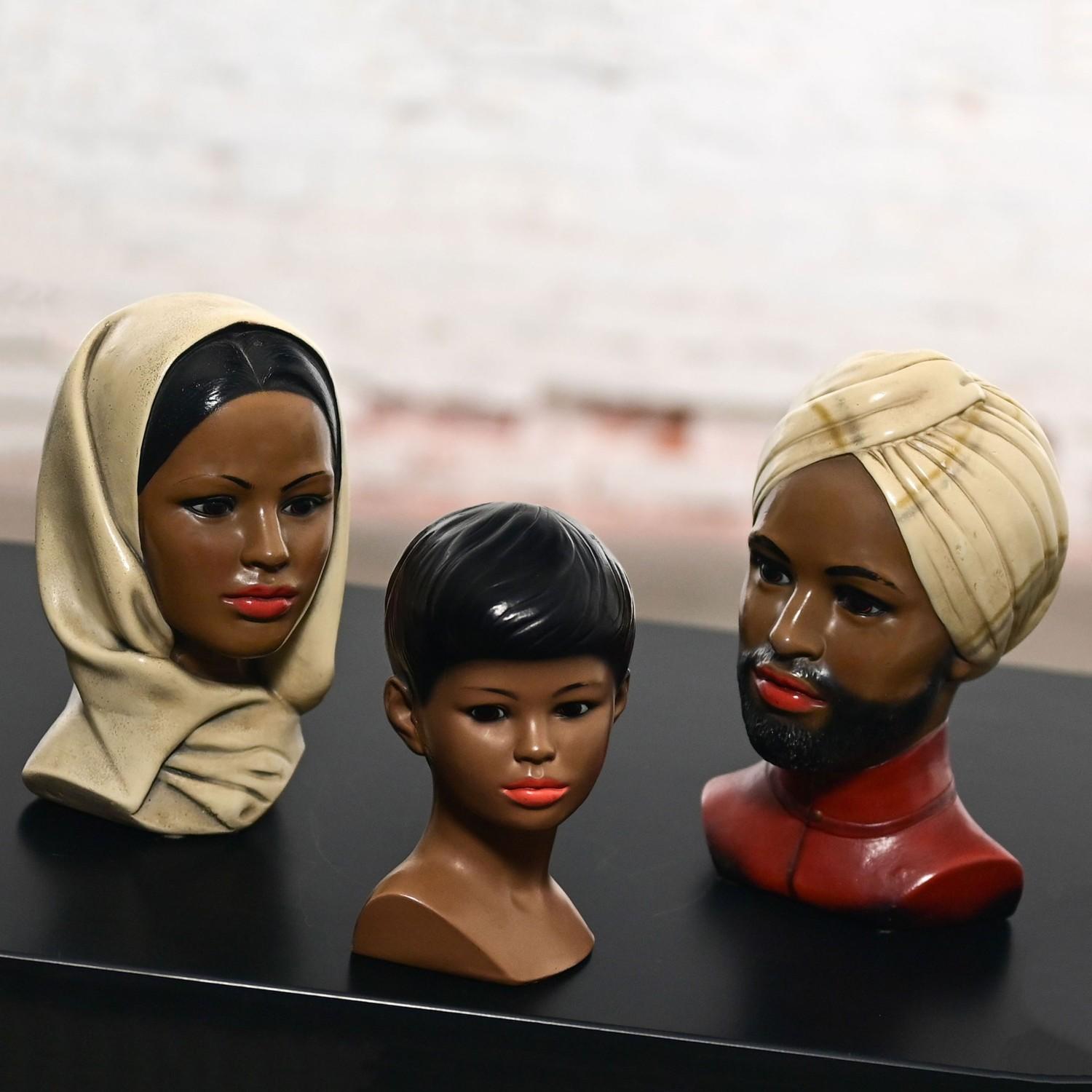 Maravillosos bustos estatuarios vintage de escayola y resina de Marwal Industries de una familia de 3 personas formada por un padre, una madre y un hijo. Bonito estado, teniendo en cuenta que es de época y no nuevo, por lo que tendrá signos de uso y