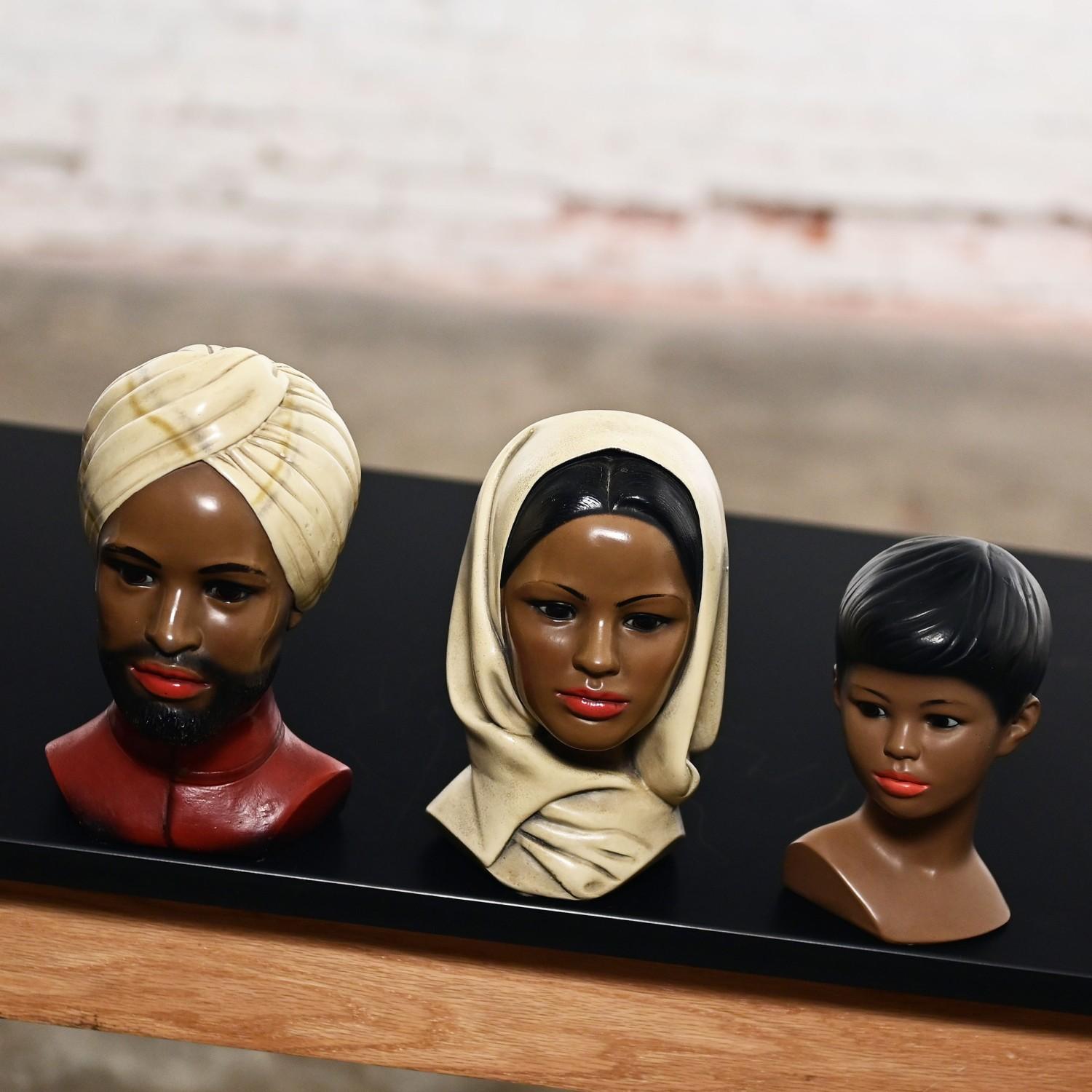 Marwal Industries Bustos Estatuarios de Yeso y Resina Familia de 3 Padre Madre e Hijo Pintado a mano en venta