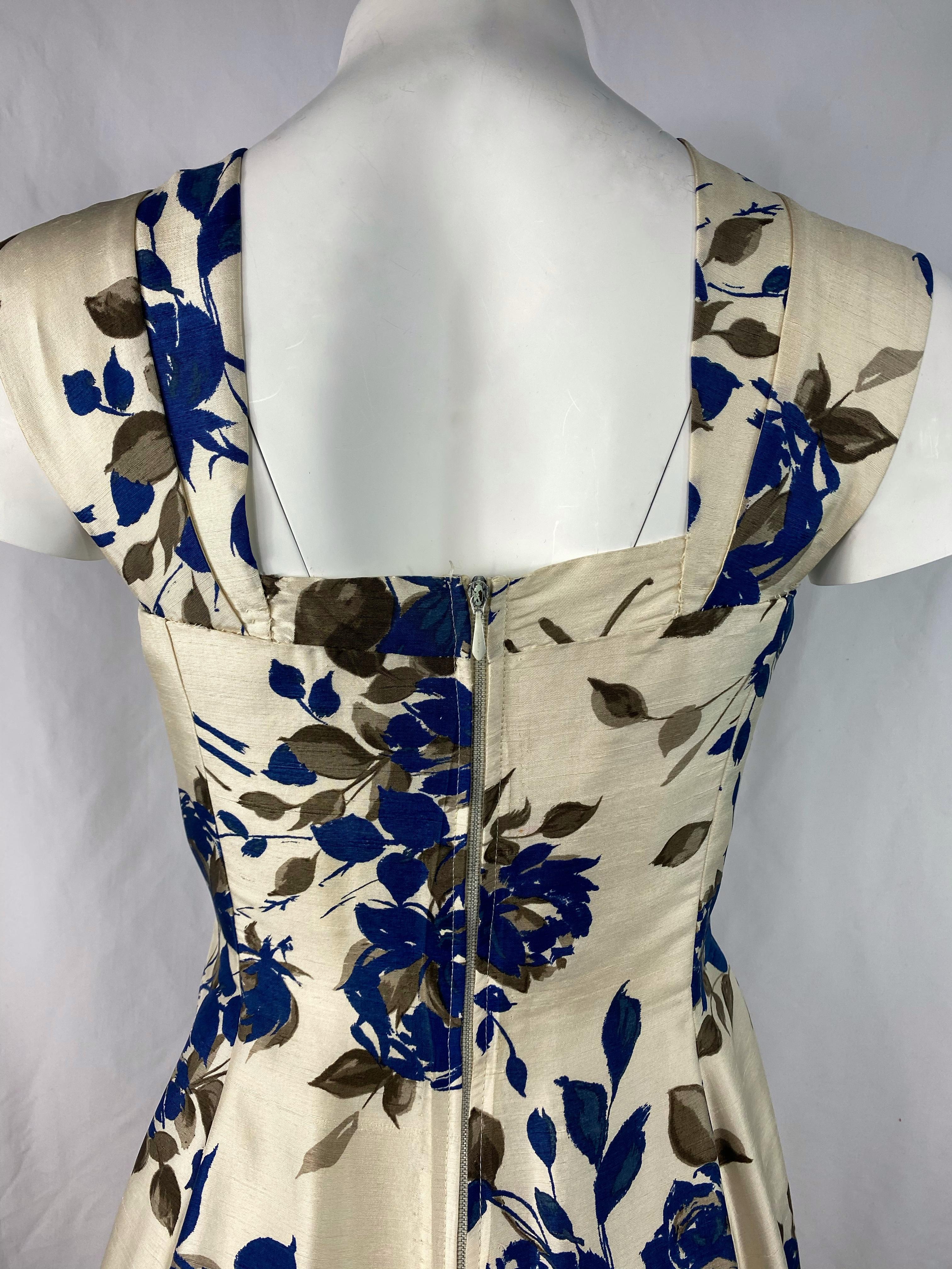Marwi Cream and Navy Floral Sleeveless Dress, Size 40 In Excellent Condition For Sale In Beverly Hills, CA