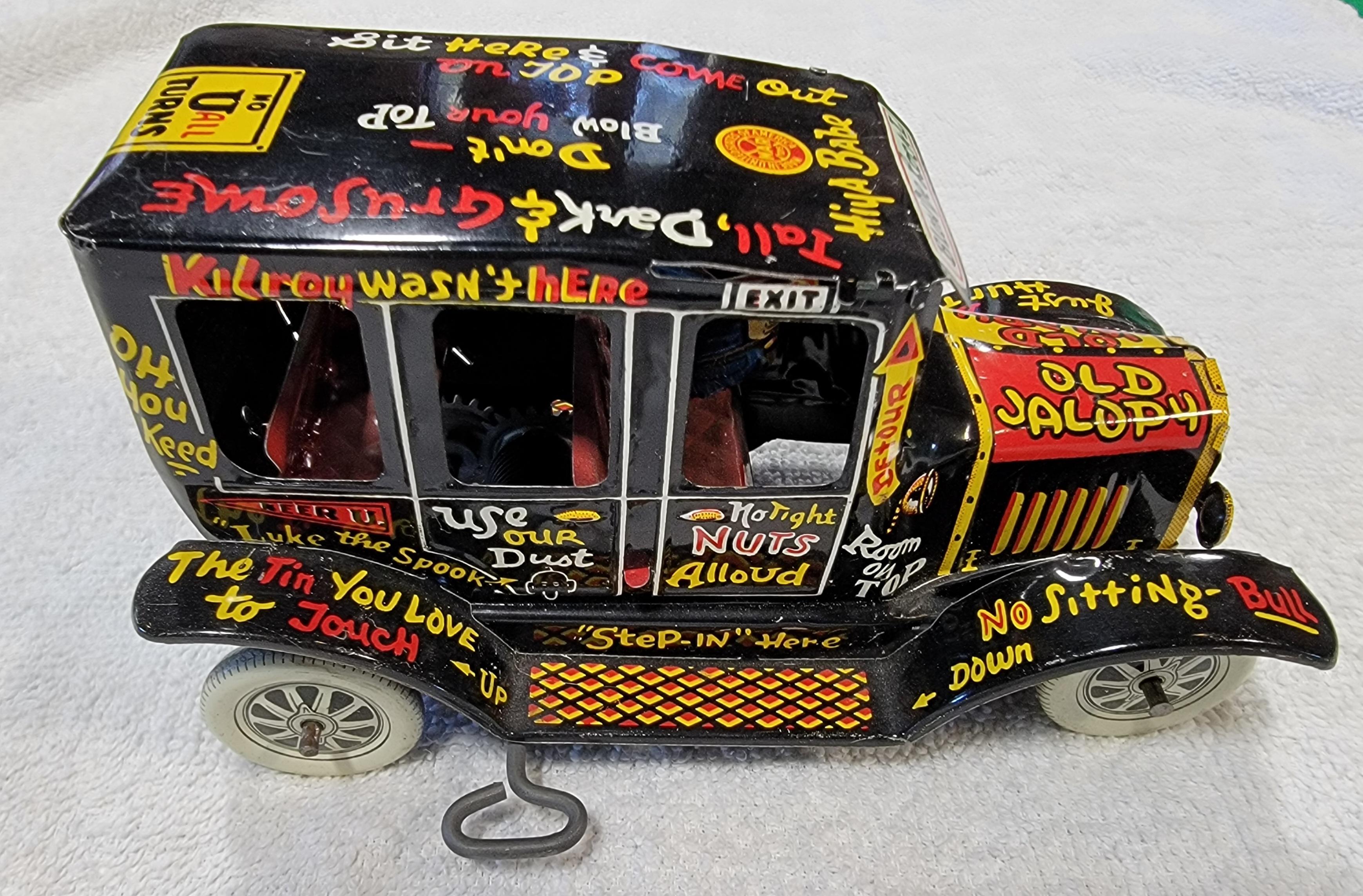 Ein mechanisches, aufziehbares, lithographiertes Spielzeugauto von Marx Toys. 