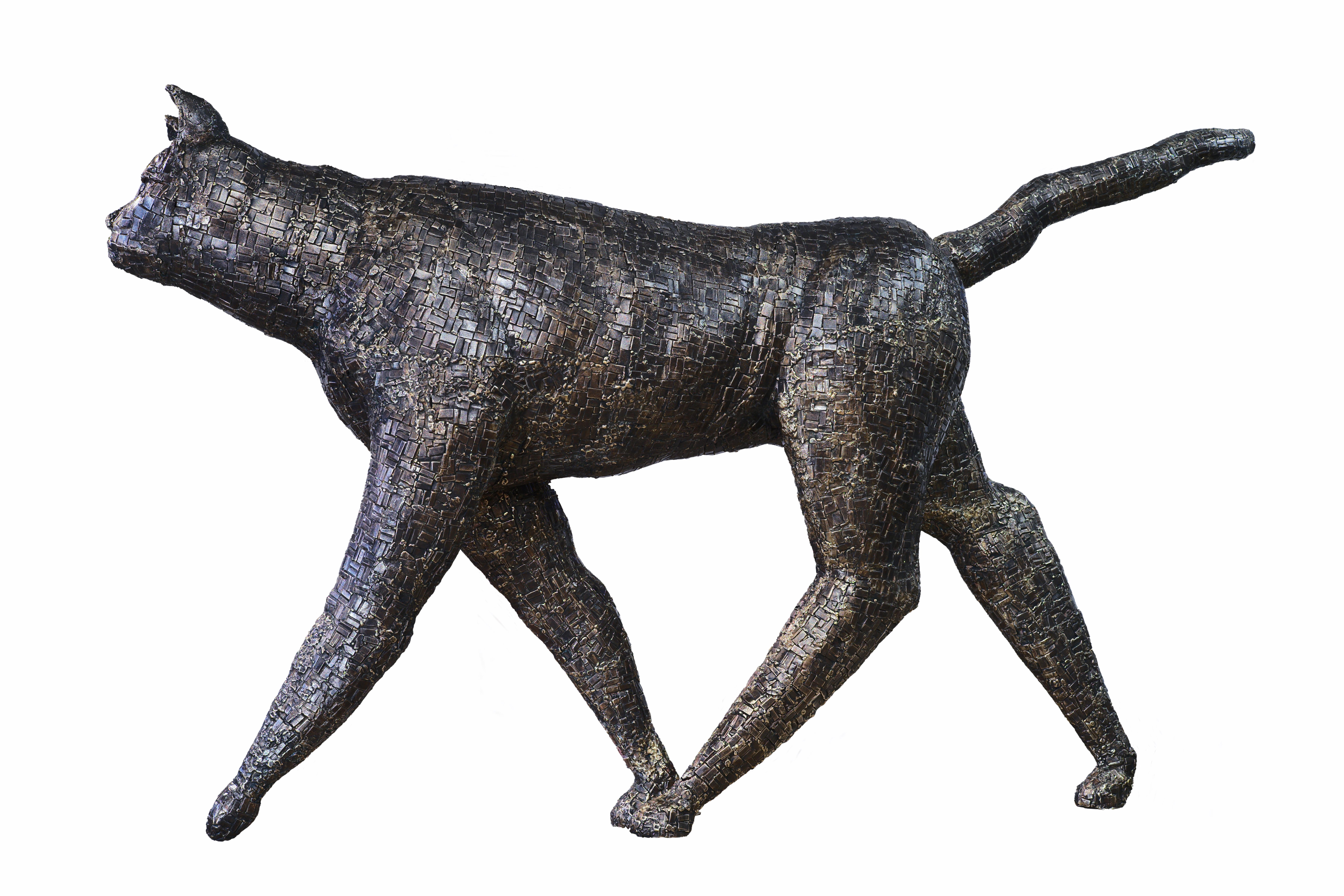 Walking Cat - Grande sculpture d'animal en bronze avec surface à motifs de mosaïque - Sculpture de Mary Block