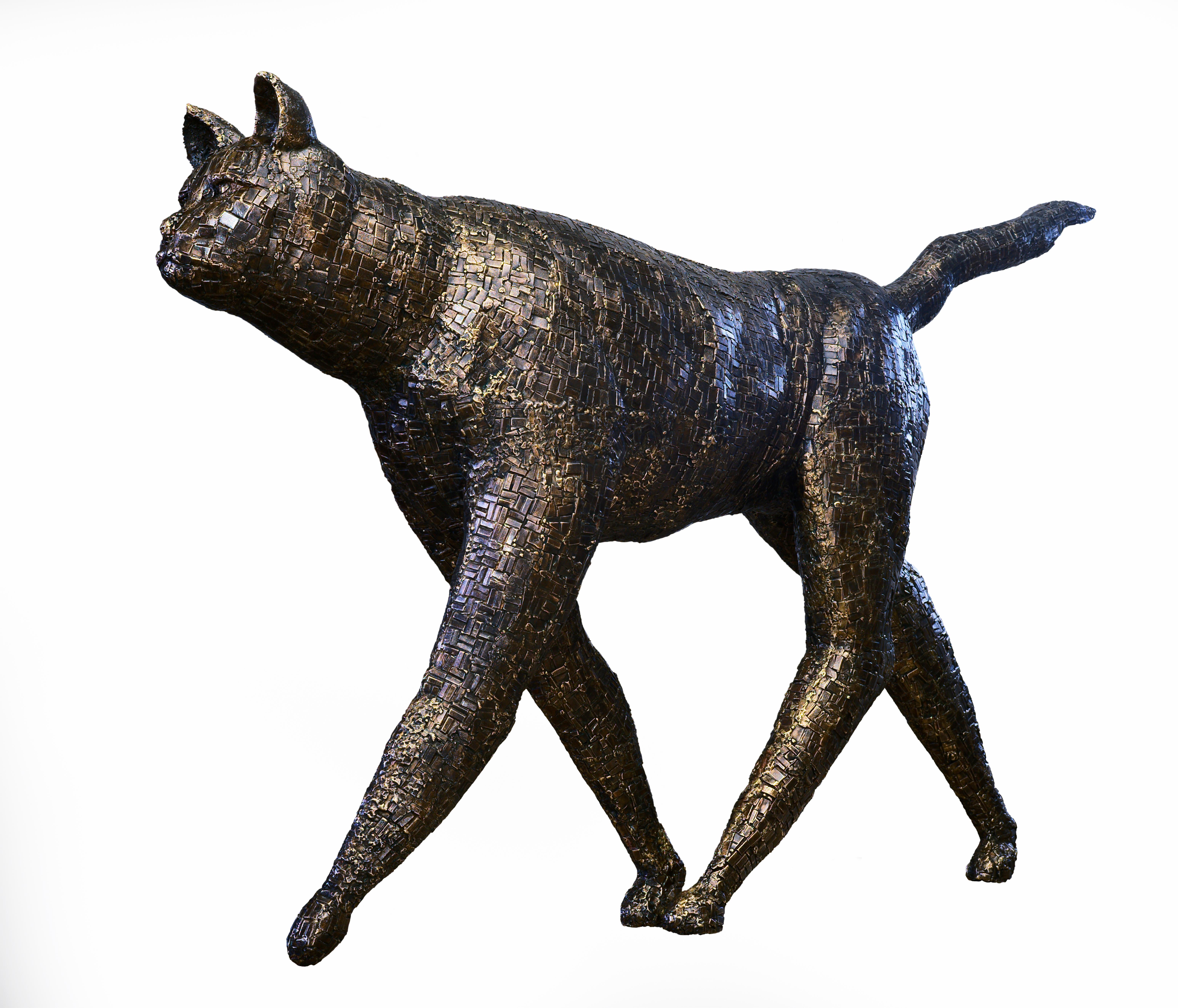 Walking Cat - Grande sculpture d'animal en bronze avec surface à motifs de mosaïque - Contemporain Sculpture par Mary Block