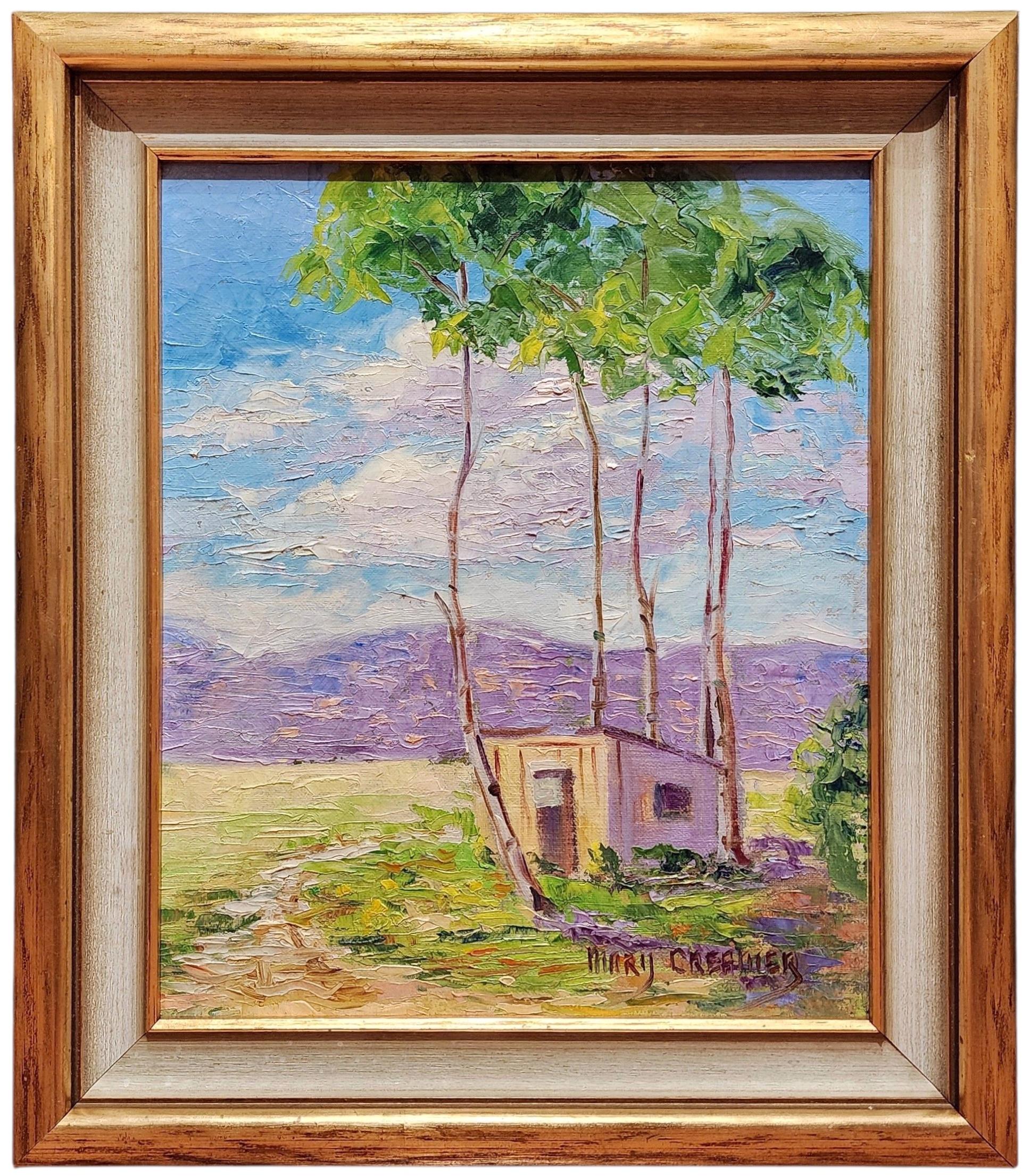 Kleiner Schuppen unter Bäumen mit Vorgebirge in der Ferne, Südkalifornien – Painting von Mary Creamer
