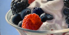 "Bayas y Nata"  Bodegón Fotorrealista 3 Frutas en Compota de Vidrio sobre Azul