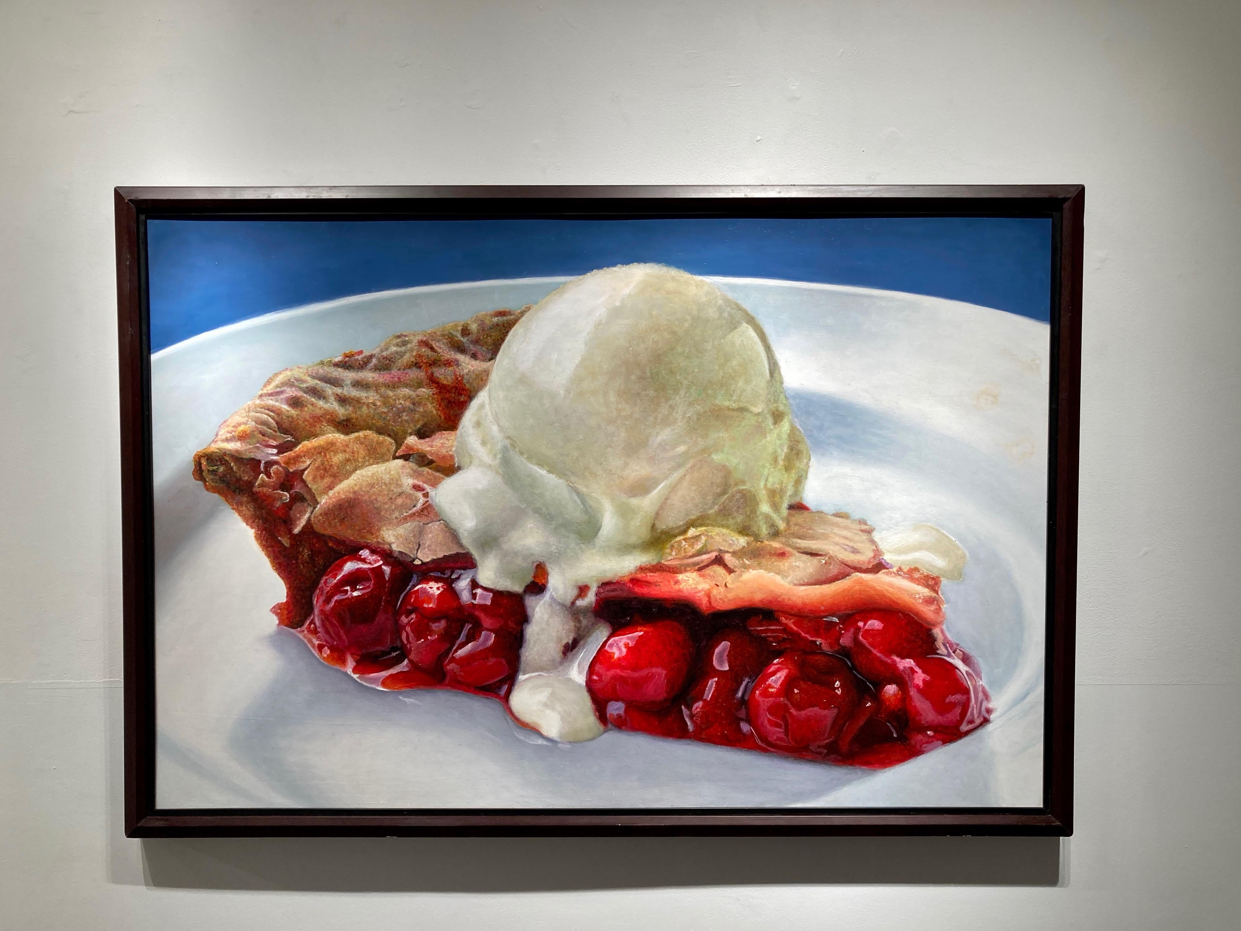 „Großes Kirschbaumstück an der Mode“   Foto-realistisches Pie Slice/ Vanille-Eiscreme auf Blau – Painting von Mary Ellen Johnson