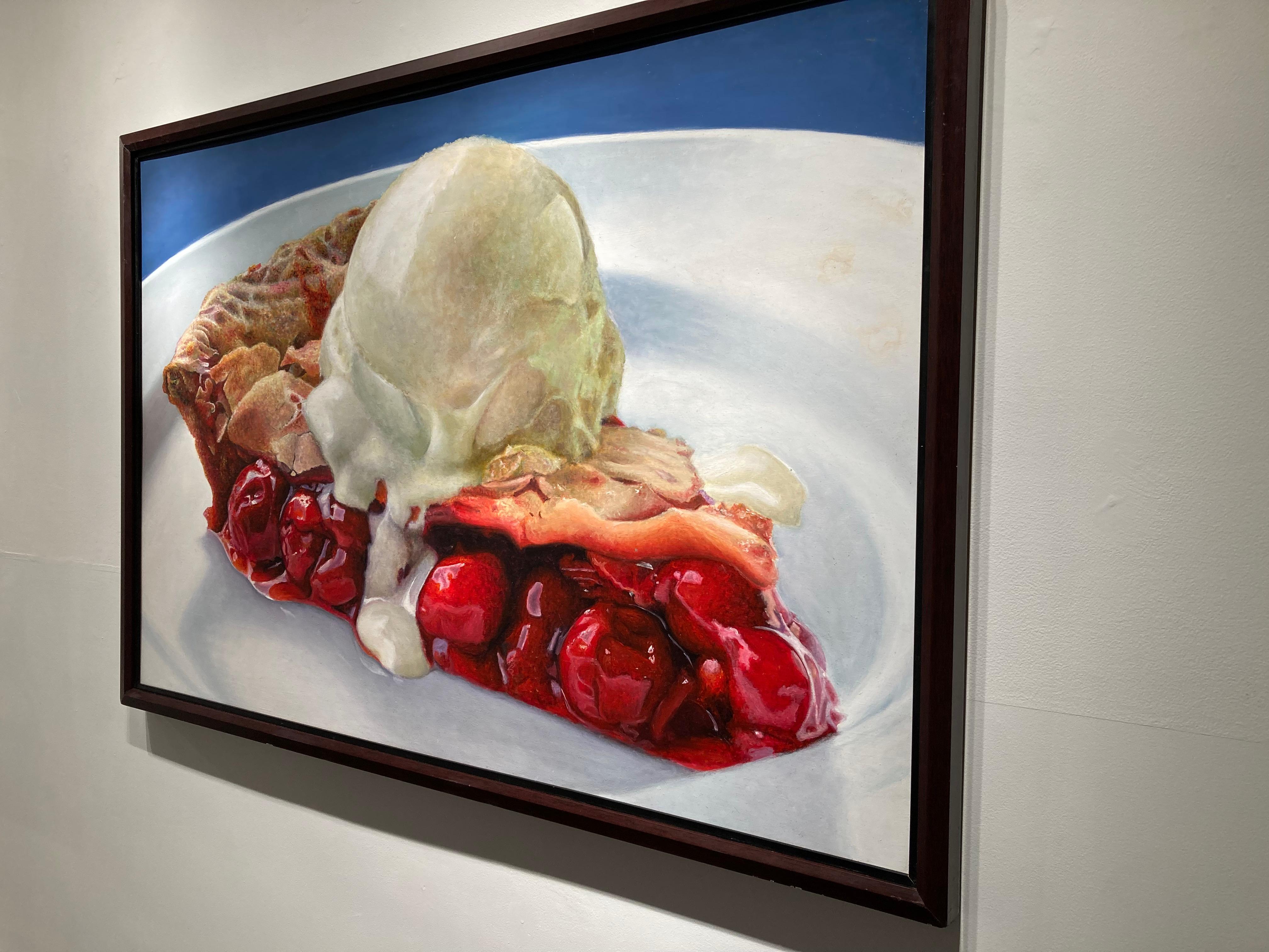 „Großes Kirschbaumstück an der Mode“   Foto-realistisches Pie Slice/ Vanille-Eiscreme auf Blau (Fotorealismus), Painting, von Mary Ellen Johnson