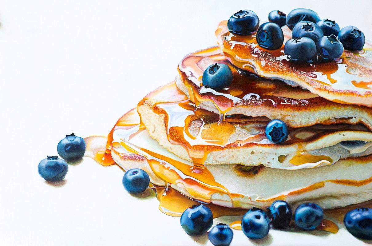 Mary Ellen Johnson Figurative Painting – Pancakes mit Blaubeeren Foto-realistisches Gemälde von Pancakes:: Zucker:: Blaubeer