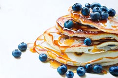 Peinture photoréaliste de Pancakes avec des baies bleues représentant des gâteaux:: du sirop et des baies