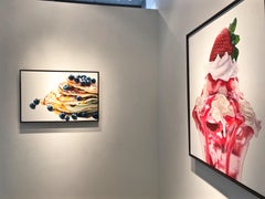 Peinture photoréaliste de Pancakes avec des baies bleues représentant des gâteaux:: du sirop et des baies