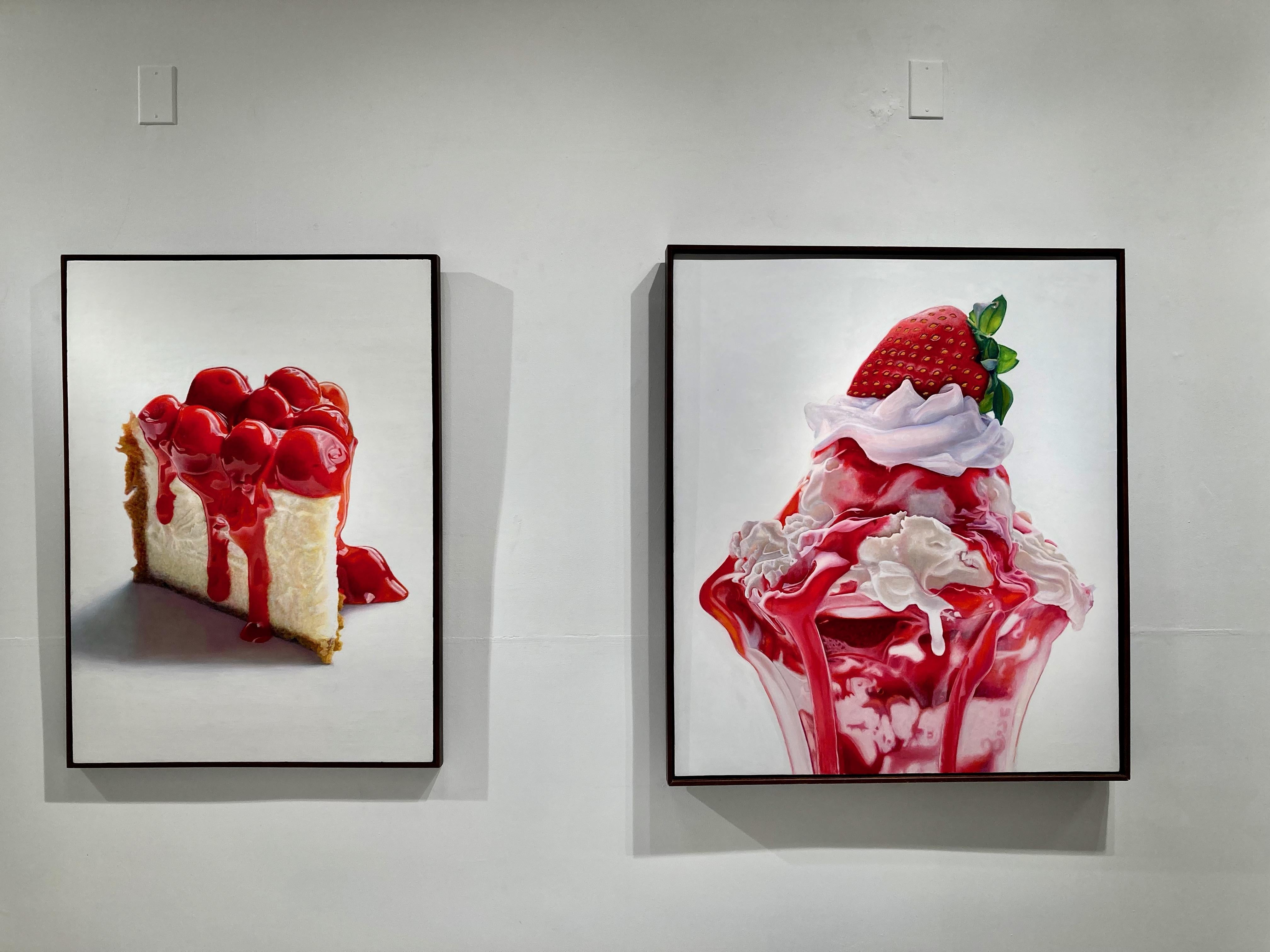 « Strawberry Sundae »  Réalisme photographique délicat de la photo de Vanilla Cream & Whipped Cream   - Painting de Mary Ellen Johnson